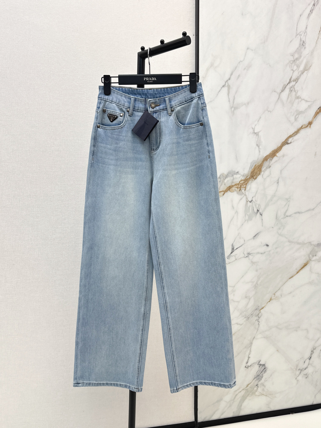 NO:806023,PD 26Ss————The latest straight-leg jeans for early spring. The whole piece is three-dimensional. It is all-round and exquisite to be worn by celebrities. The upper body is super covered and the legs are slim. It is a great item to match. It is simple. It can be worn with a refreshing and fashionable sense of high-end. It is elegant and fashionable in daily life. It is versatile. The color is very beautiful. The fabric is high-end and texture. A must-have for dates and shopping. Two colors are available for sale smlxlxxl,,jeans,19860909PD 26Ss————早春最新款直筒牛仔裤 整件立体剪裁 全方位精致做明星穿搭 上身超级遮肉显瘦 超拉腿部比例 巨好搭配的单品 简简单单 穿出清爽时髦的高级感 日常优雅又时髦巨百搭 颜色很好看 面料高级又有质感 约会逛街必备 两色现货发售smlxlxxl,,jeans,,Women's clothing
