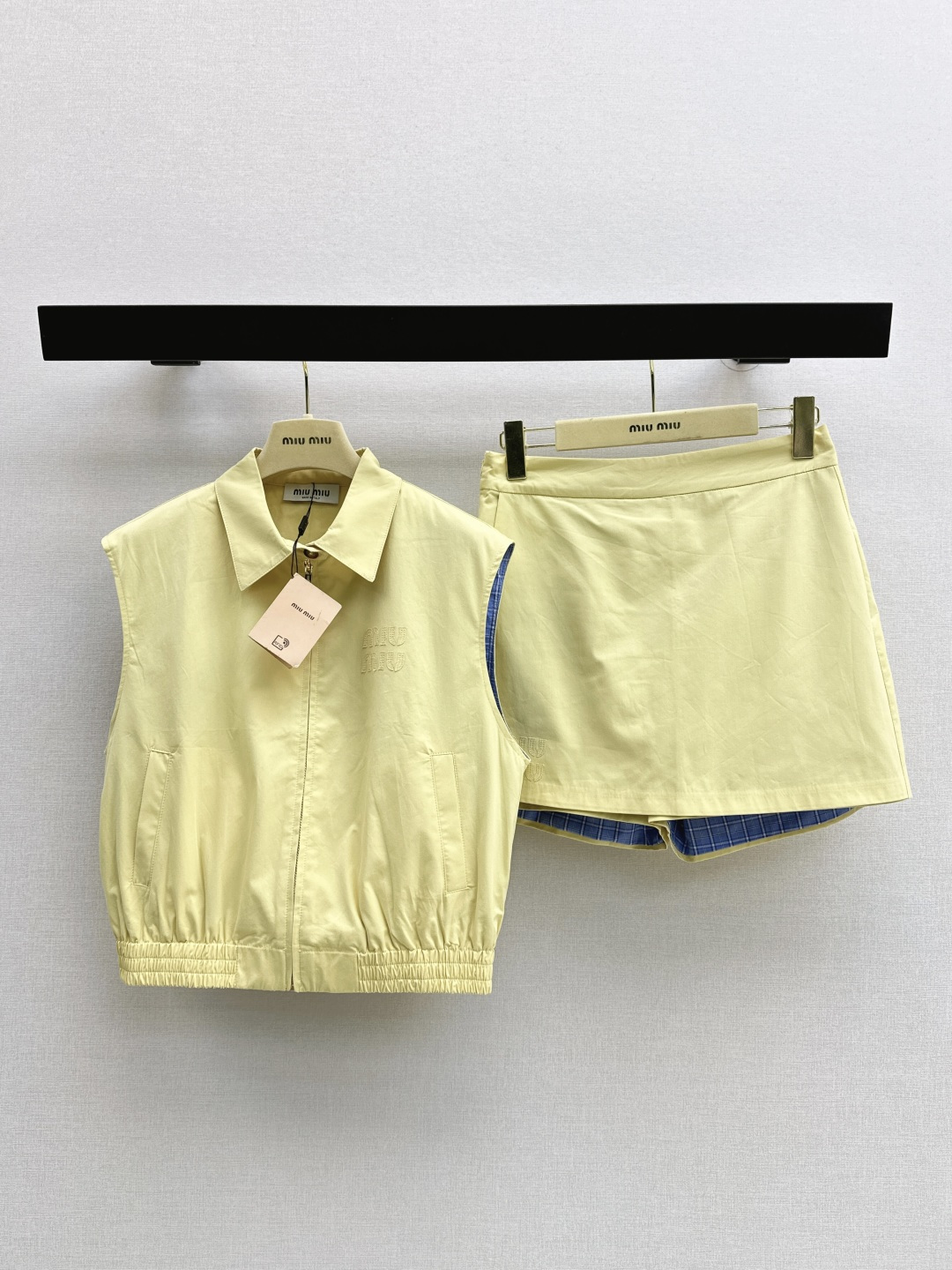 NO:806021,Miu 26Ss————The latest age-reducing Miu style outfit for spring and summer. A cute style. Full of small details. Exquisite workmanship. Age-reducing fashion. Good hold style. Won the hearts of fairies. An excellent set. Ready for sale. sml,,miumiu,19860909Miu 26Ss————春夏最新款减龄缪系穿搭套装可A可乖的风格 满满小细节太加分 做工精致 减龄时尚 好HOLD住造型 深得仙女心 一套出一色现货发售sml,,miumiu,,Women's clothing
