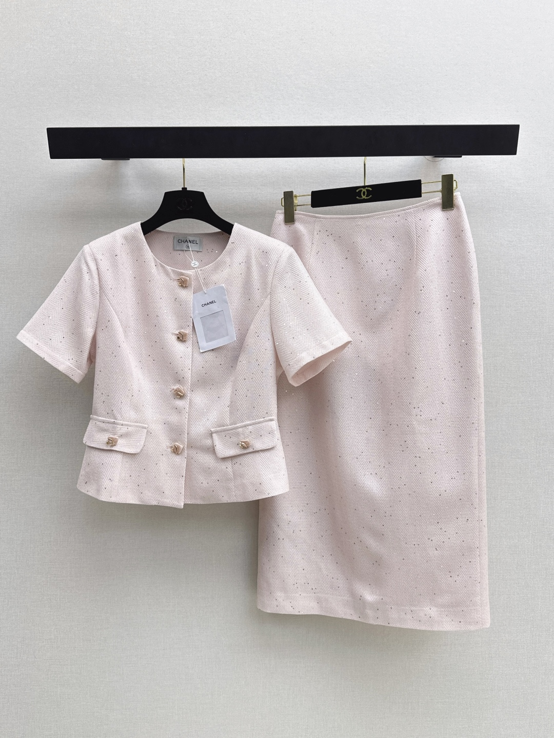 NO:806019,C Family 26Ss————The latest style of small fragrance age-reducing suit for spring and summer. The upper body has a noble temperament. The customized buckle 3D three-dimensional tailoring version is very slim. It is highly practical and has a higher appearance. French socialite style is elegant and high-end. A must-have for a wealthy family. One set available in stock smlxl,,chanel,19860909C家 26Ss————春夏最新款小香风减龄系套装 上身自带一种高贵气质 定制扣3D立体剪裁版型巨显瘦 实穿度高颜值也更高 法式名媛风优雅又高级 富家千金必备 一套出 一色现货发售smlxl,,chanel,,Women's clothing