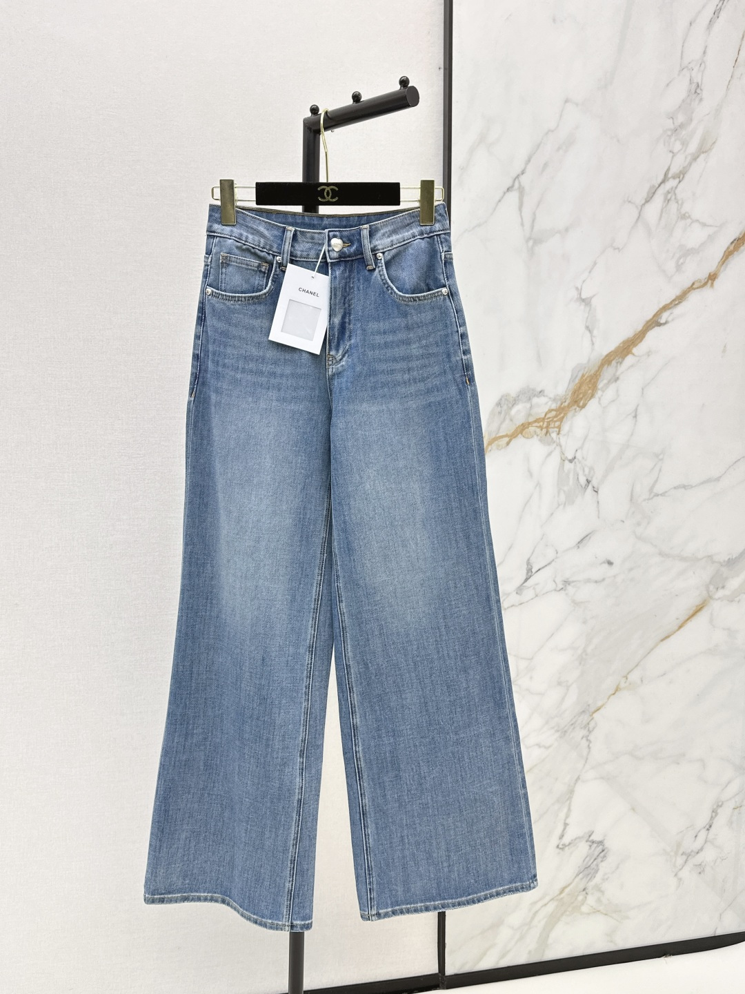 NO:806017,C's 26Ss - the latest straight-leg jeans for early spring. The whole piece is three-dimensional. It is all-round and exquisite to be worn by celebrities. The upper body is super covered and the legs are slim. It is a great item to match. It is simple. It can be worn with a refreshing and fashionable sense of high-end. It is elegant and fashionable in daily life. It is very versatile. The color is very good-looking. The fabric is high-end and texture. A must-have for dates and shopping. One color ready for sale smlxlxxl,,chanel,jeans,19860909C家 26Ss————早春最新款直筒牛仔裤 整件立体剪裁 全方位精致做明星穿搭 上身超级遮肉显瘦 超拉腿部比例 巨好搭配的单品 简简单单 穿出清爽时髦的高级感 日常优雅又时髦巨百搭 颜色很好看 面料高级又有质感 约会逛街必备 一色现货发售smlxlxxl,,chanel,jeans,,Women's clothing
