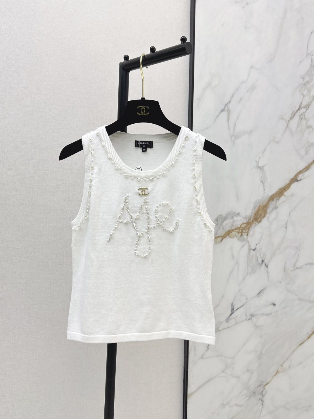 NO:806013,C Home 26Ss————The latest heavily beaded knitted vest for spring and summer is simple and classic. It is very recognizable. The knitted fabric has good elasticity and is close-fitting and comfortable. It is OK to wear alone or as an inner layer in spring and summer. One color ready for sale sml,,chanel,19860909C家 26Ss————春夏最新款重磅钉珠装饰针织背心简约又经典 超有辨识度 针织面料弹性好 贴身舒适 春夏单穿或内搭都很OK 一色现货发售sml,,chanel,,Women's clothing