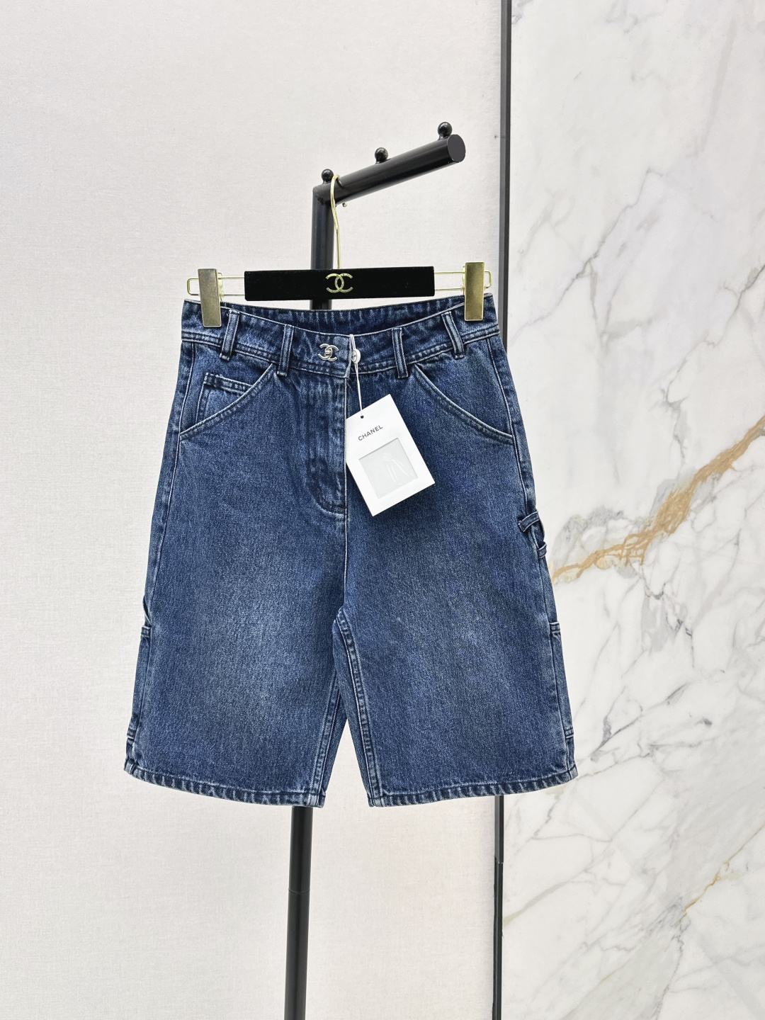 NO:806012,C Home 26Ss————The latest spring and summer Coco girl schoolbag buckle straight denim pants, Bai Fumei must-have stacking artifacts Customized double C tool pockets Retro enzyme washing process Classic straight pants type upper body and leg length ratio is awesome Sweet and cool celebrity style with fashionable items Nostalgic enzyme washed denim fabric Two colors ready for sale sml,,chanel,19860909C家 26Ss————春夏最新款coco女孩书包扣直筒牛仔中裤白富美必入叠搭神器 定制双C工装口袋 复古酵素洗水工艺 经典直筒裤型上身腿长比例超赞 甜酷名媛风搭配时髦单品 怀旧酵素洗水牛仔面料 两色现货发售sml,,chanel,,Women's clothing