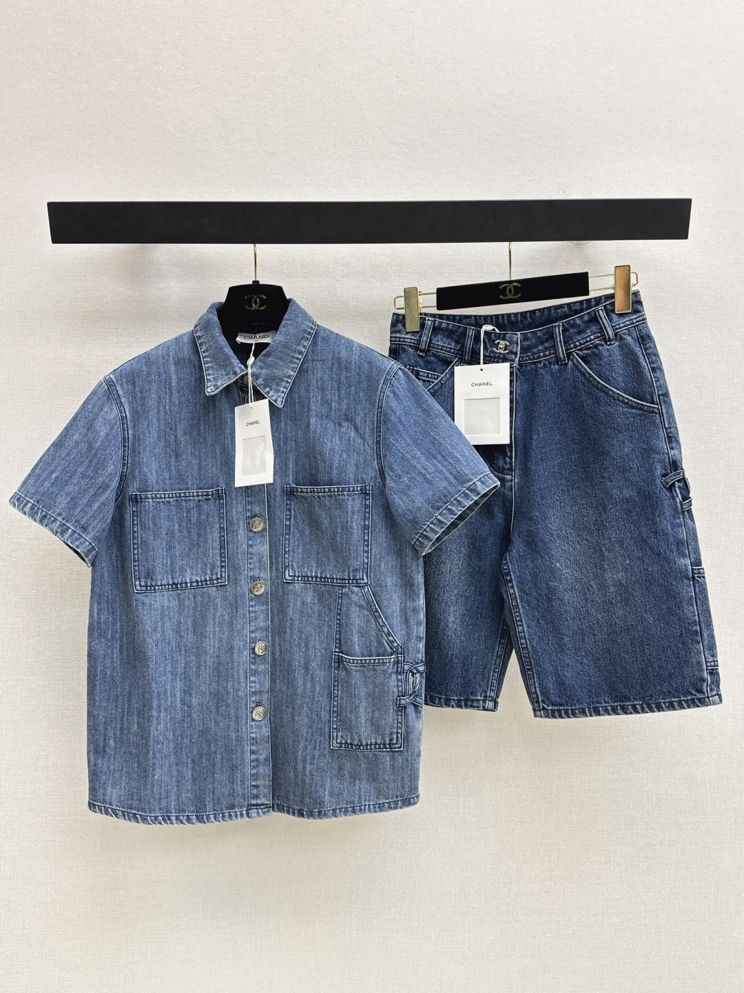 NO:806009,C home 26Ss————The latest coco girl outfit for spring and summer, Denny denim short-sleeved shirt, Bai Fumei must-have stacking artifact. Customized heavy-duty three-dimensional double C work pockets. Retro enzyme washing process. Classic loose version that is not picky. Sweet and cool celebrity style with fashionable items. Nostalgic enzyme washed denim fabric. Two colors available for sale sml,,chanel,shirts,T-shirt,19860909C家 26Ss————春夏最新款coco女孩穿搭丹尼牛仔短袖衬衫白富美必入叠搭神器 定制重工立体双C工装口袋 复古酵素洗水工艺 经典宽松版型不挑人 甜酷名媛风搭配时髦单品 怀旧酵素洗牛仔面料 两色现货发售sml,,chanel,shirts,T-shirt,,Women's clothing