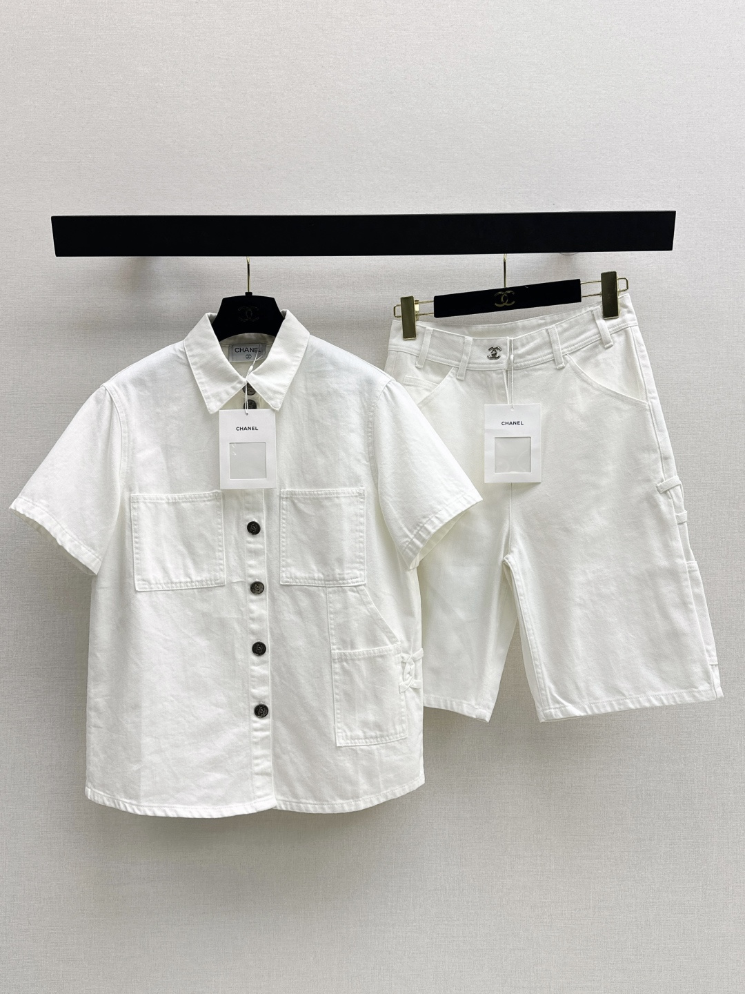 NO:806003,C home 26Ss————The latest coco girl outfit for spring and summer, Denny denim short-sleeved shirt, Bai Fumei must-have stacking artifact. Customized heavy-duty three-dimensional double C work pockets. Retro enzyme washing process. Classic loose version that is not picky. Sweet and cool celebrity style with fashionable items. Nostalgic enzyme washed denim fabric. Two colors available for sale sml,,chanel,shirts,T-shirt,19860909C家 26Ss————春夏最新款coco女孩穿搭丹尼牛仔短袖衬衫白富美必入叠搭神器 定制重工立体双C工装口袋 复古酵素洗水工艺 经典宽松版型不挑人 甜酷名媛风搭配时髦单品 怀旧酵素洗牛仔面料 两色现货发售sml,,chanel,shirts,T-shirt,,Women's clothing