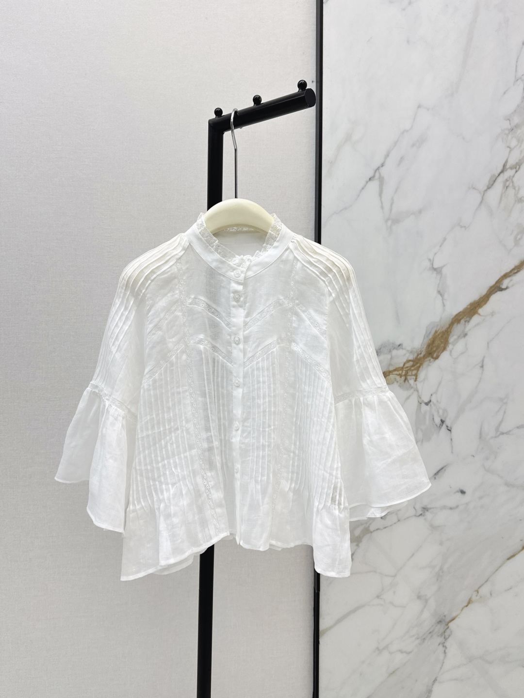 NO:805991,Fashionable design 26Ss————The latest heavy-duty ramie lace trumpet-sleeved shirt for spring and summer. The high-count ramie material is transparent and micro-transparent, with a cool and elegant feel. Heavy-duty lace + three-dimensional pleats. Multiple hollow lace splicing throughout. Loose A-line silhouette that does not flatter the figure. Full French retro feel. Full of atmosphere. One color ready for sale smlxl,, shirts,19860909时髦设计 26Ss————春夏最新款重工苎麻蕾丝喇叭袖衬衫高支苎麻材质通透微透,自带凉感轻盈飘逸 重工蕾丝+立体压褶 全衣多道镂空蕾丝拼接 宽松A字廓形不挑身材 法式复古感拉满 氛围感十足 一色现货发售smlxl,,shirts,,Women's clothing