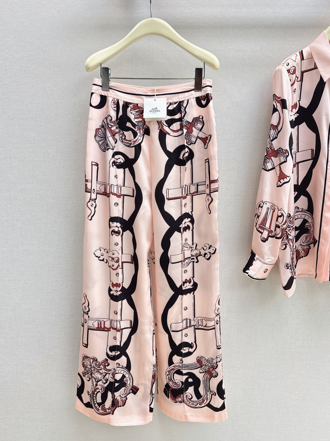 NO:805988,Her 26Ss————The latest printed silk suit for spring and summer, 100% silk fabric, retro and fashionable, low-key temperament, luxurious and high-end, versatile and not picky, customized technical fabrics, quality of workmanship depends on the details, white and rich beauty must buy, one color is developed separately, ready for sale smlxl,,real silk,19860909Her 26Ss————春夏最新款印花真丝套装百分百真丝面料 复古时髦 低调气质又奢华高级 版型百搭不挑人 定制科技面料 做工品质看细节 白富美必入 一色分开发 现货发售smlxl,,real silk,,Women's clothing