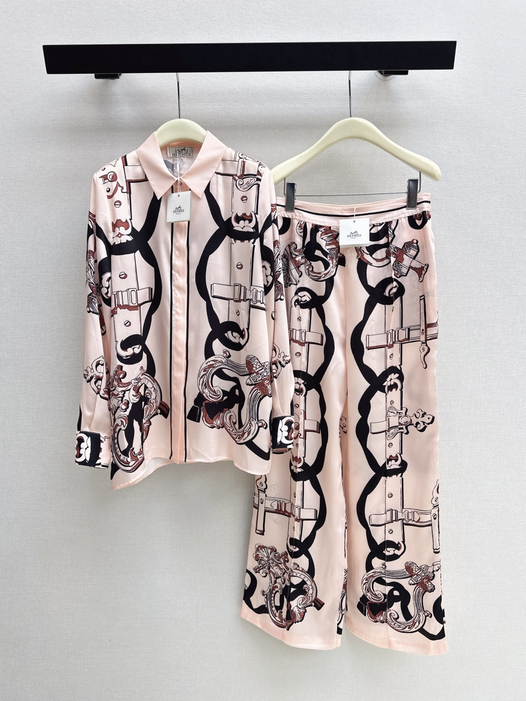 NO:805985,Her 26Ss————The latest printed silk suit for spring and summer, 100% silk fabric, retro and fashionable, low-key temperament, luxurious and high-end, versatile and not picky, customized technical fabrics, quality of workmanship depends on the details, white and rich beauty is a must-have, one color is developed separately, ready for sale smlxl lining,,real silk,19860909Her 26Ss————春夏最新款印花真丝套装百分百真丝面料 复古时髦 低调气质又奢华高级 版型百搭不挑人 定制科技面料 做工品质看细节 白富美必入 一色分开发 现货发售smlxl 衬,,real silk,,Women's clothing