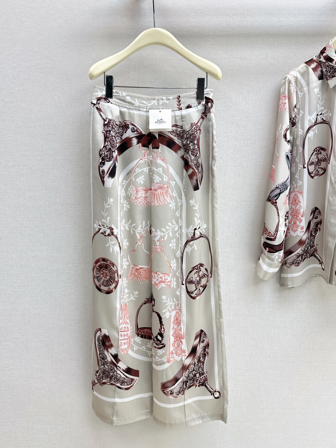 NO:806011,Her 26Ss————The latest printed silk suit for spring and summer, 100% silk fabric, retro and fashionable, low-key temperament, luxurious and high-end, versatile and not picky, customized technical fabrics, quality of workmanship depends on the details, white and rich beauty must buy, one color is developed separately, ready for sale smlxl,,real silk,19860909Her 26Ss————春夏最新款印花真丝套装百分百真丝面料 复古时髦 低调气质又奢华高级 版型百搭不挑人 定制科技面料 做工品质看细节 白富美必入 一色分开发 现货发售smlxl,,real silk,,Women's clothing
