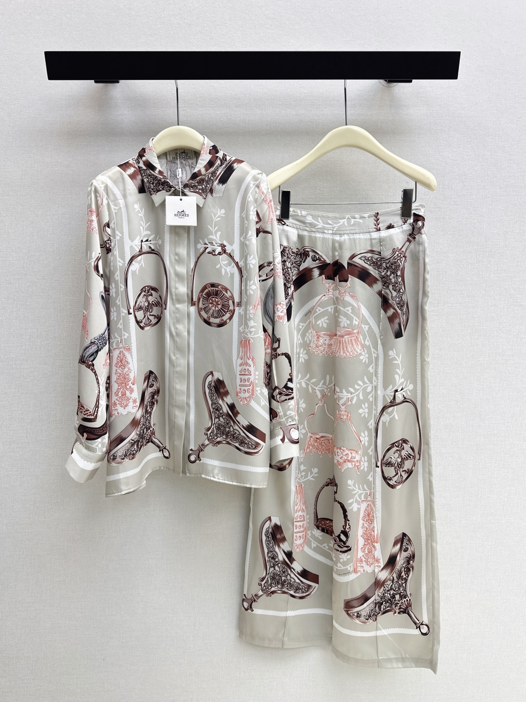 NO:806008,Her 26Ss————The latest printed silk suit for spring and summer, 100% silk fabric, retro and fashionable, low-key temperament, luxurious and high-end, versatile and not picky, customized technical fabrics, quality of workmanship depends on the details, white and rich beauty is a must-have, one color is developed separately, ready for sale smlxl lining,,real silk,19860909Her 26Ss————春夏最新款印花真丝套装百分百真丝面料 复古时髦 低调气质又奢华高级 版型百搭不挑人 定制科技面料 做工品质看细节 白富美必入 一色分开发 现货发售smlxl 衬,,real silk,,Women's clothing