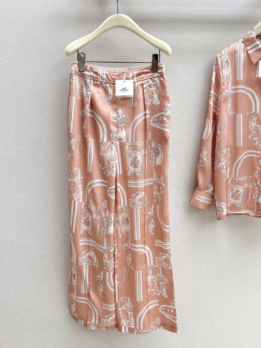 NO:806005,Her 26Ss————The latest printed silk suit for spring and summer, 100% silk fabric, retro and fashionable, low-key temperament, luxurious and high-end, versatile and not picky, customized technical fabrics, quality of workmanship depends on the details, white and rich beauty must buy, one color is developed separately, ready for sale smlxl,,real silk,19860909Her 26Ss————春夏最新款印花真丝套装百分百真丝面料 复古时髦 低调气质又奢华高级 版型百搭不挑人 定制科技面料 做工品质看细节 白富美必入 一色分开发 现货发售smlxl,,real silk,,Women's clothing