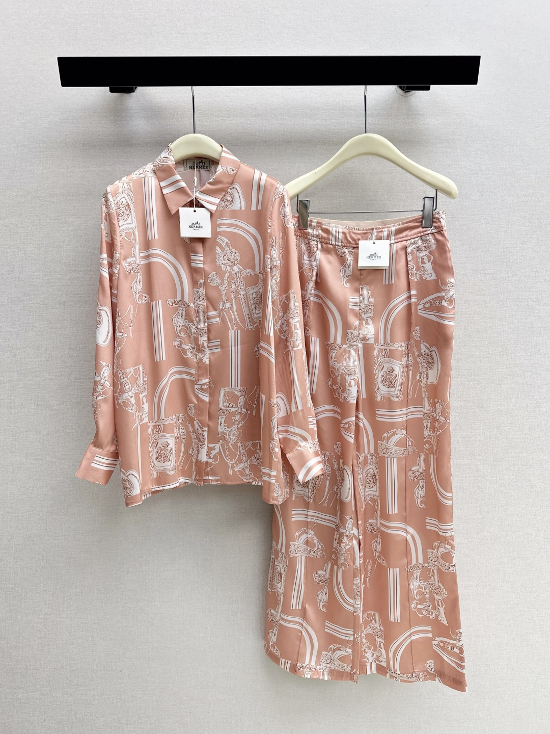 NO:806002,Her 26Ss————The latest printed silk suit for spring and summer, 100% silk fabric, retro and fashionable, low-key temperament, luxurious and high-end, versatile and not picky, customized technical fabrics, quality of workmanship depends on the details, white and rich beauty is a must-have, one color is developed separately, ready for sale smlxl lining,,real silk,19860909Her 26Ss————春夏最新款印花真丝套装百分百真丝面料 复古时髦 低调气质又奢华高级 版型百搭不挑人 定制科技面料 做工品质看细节 白富美必入 一色分开发 现货发售smlxl 衬,,real silk,,Women's clothing