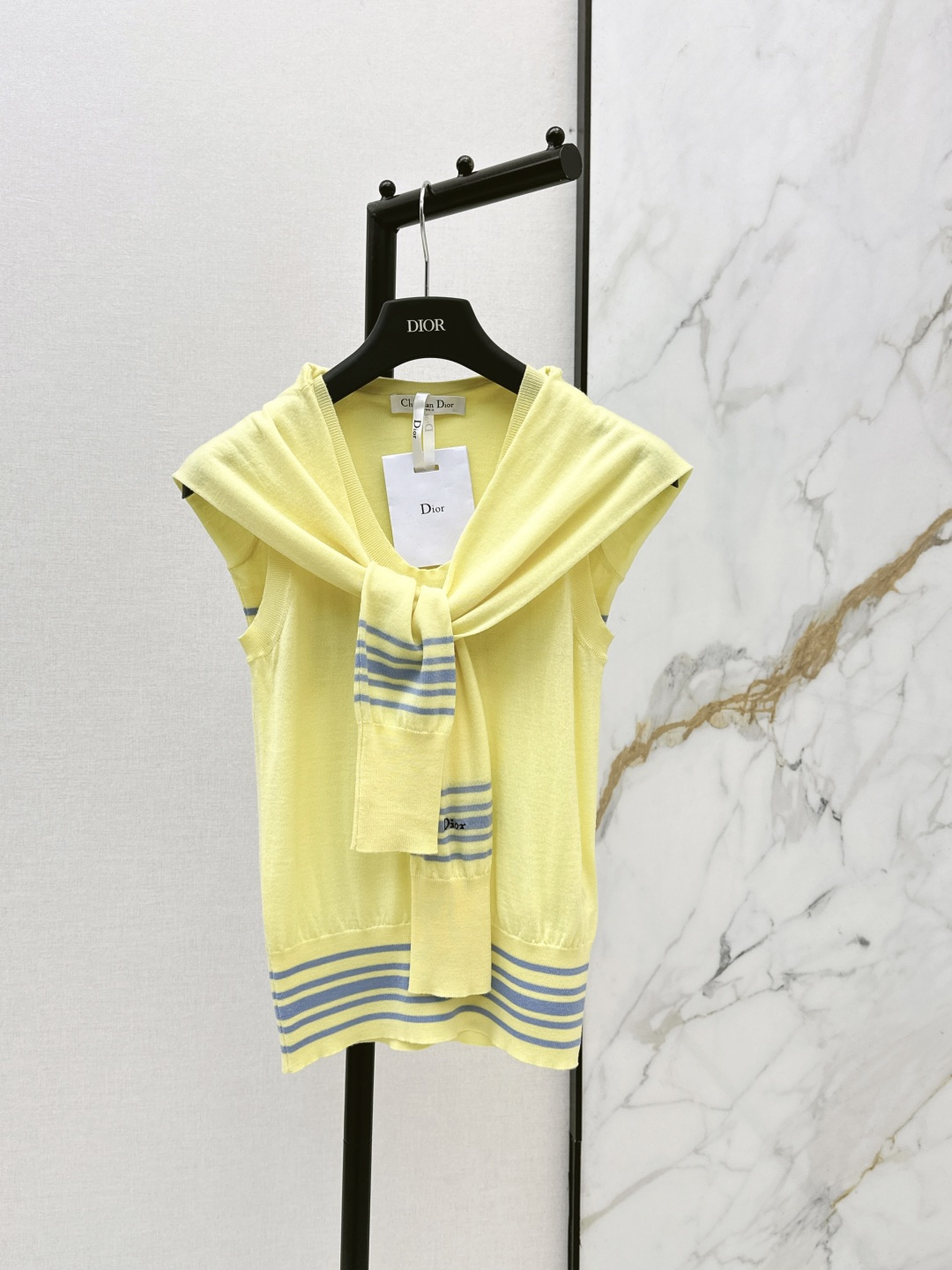 NO:805999,CD 26Ss————The latest navy style fake outer design vest in spring and summer, super white tone. Customized imported yarn texture is soft, delicate, breathable and comfortable. One-piece long sleeves and shoulders, classic version, the upper body is slimming. Elegant temperament and age-reducing item. Two colors available for sale sml,,19860909CD 26Ss————春夏最新款海军风气质假外搭设计背心超级显白的色调 定制进口纱线质感柔软细腻透气舒适 连体长袖搭肩经典版型上身巨显瘦 优雅气质减龄单品 两色现货发售sml,,,Women's clothing