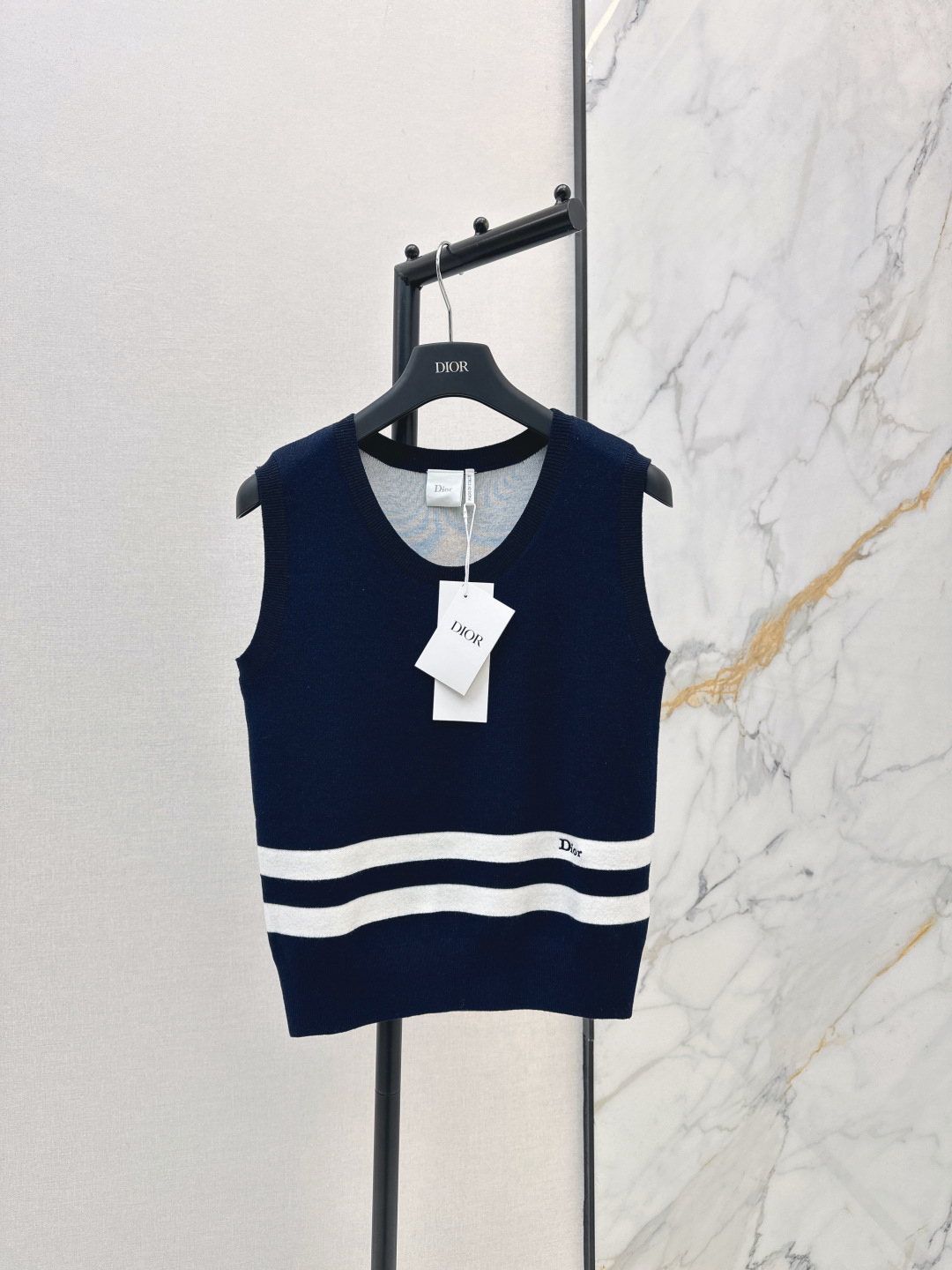 NO:805996,CD 26Ss————The latest spring and summer contrast stripe decorative design vest with super white tone. Customized imported yarn texture is soft, delicate, breathable and comfortable. The classic version makes the upper body slimmer. Elegant temperament and age-reducing item. One color ready for sale sml,,19860909CD 26Ss————春夏最新款撞色条装饰设计背心超级显白的色调 定制进口纱线质感柔软细腻透气舒适 经典版型上身巨显瘦 优雅气质减龄单品 一色现货发售sml,,,Women's clothing
