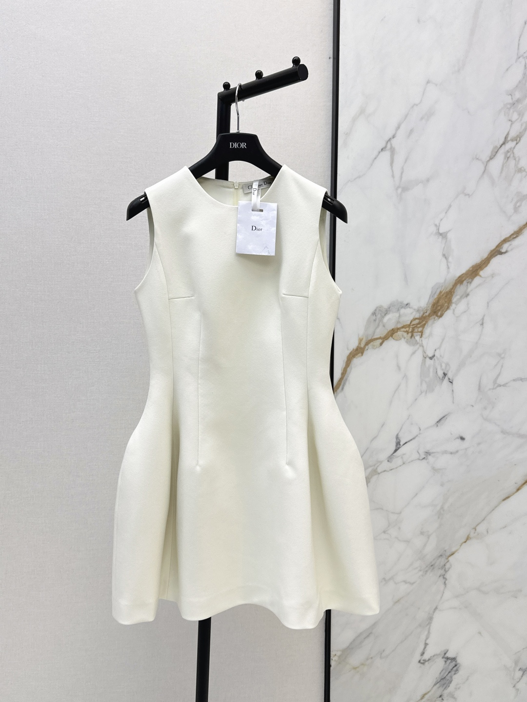 NO:805987,CD 26Ss————The latest Hepburn style solid color waisted sleeveless dress for spring and summer. The minimalist design is elegant. The fabric is very wide and textured. Minimalist, smart and gentle. The texture of the worsted twill fabric is great. The three-dimensional skirt-shaped waist is tailored to shape the perfect body proportions. The upper body is slim and tall. Especially recommended for commuting. Shows aura and style in every gesture. Five colors available for sale smlxl,,skirts,19860909CD 26Ss————春夏最新款赫本风纯色收腰无袖连衣裙 极简设计气质优雅 版型挺阔面料有质感 极简干练又温柔 精纺斜纹面料质感超赞 立体裙型收腰剪裁塑型完美身材比例上身纤瘦高挑 通勤特别推荐 举手投足间尽显气场与格调 五色现货发售smlxl,,skirts,,Women's clothing