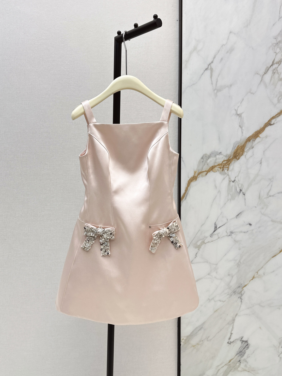 NO:805984,Zhao Lusi's same style, fashionable design 26Ss - the latest spring and summer nude pink satin strap A-line dress with a neat square neck strap design and a high-waisted A-line dress. The narrow top and wide bottom perfectly modify the waist, abdomen and crotch, showing height and hiding the flesh. The sequined bow decoration on both sides is the finishing touch. The blingbling glitter breaks the monotony of the satin. It has a delicate and girlish feeling, smart and noble.  Two colors ready for sale sml,,skirts,19860909赵露思同款 时髦设计 26Ss————春夏最新款富家千金裸粉色缎面吊带A字连衣裙采用利落的方领吊带设计搭配高腰A字摆连衣裙 上窄下宽的版型完美修饰腰腹与胯部 显高又藏肉 双侧亮片蝴蝶结装饰是点睛之笔 blingbling的闪片打破了缎面的单调感 自带娇俏少女感 灵动贵气 两色现货发售sml,,skirts,,Women's clothing