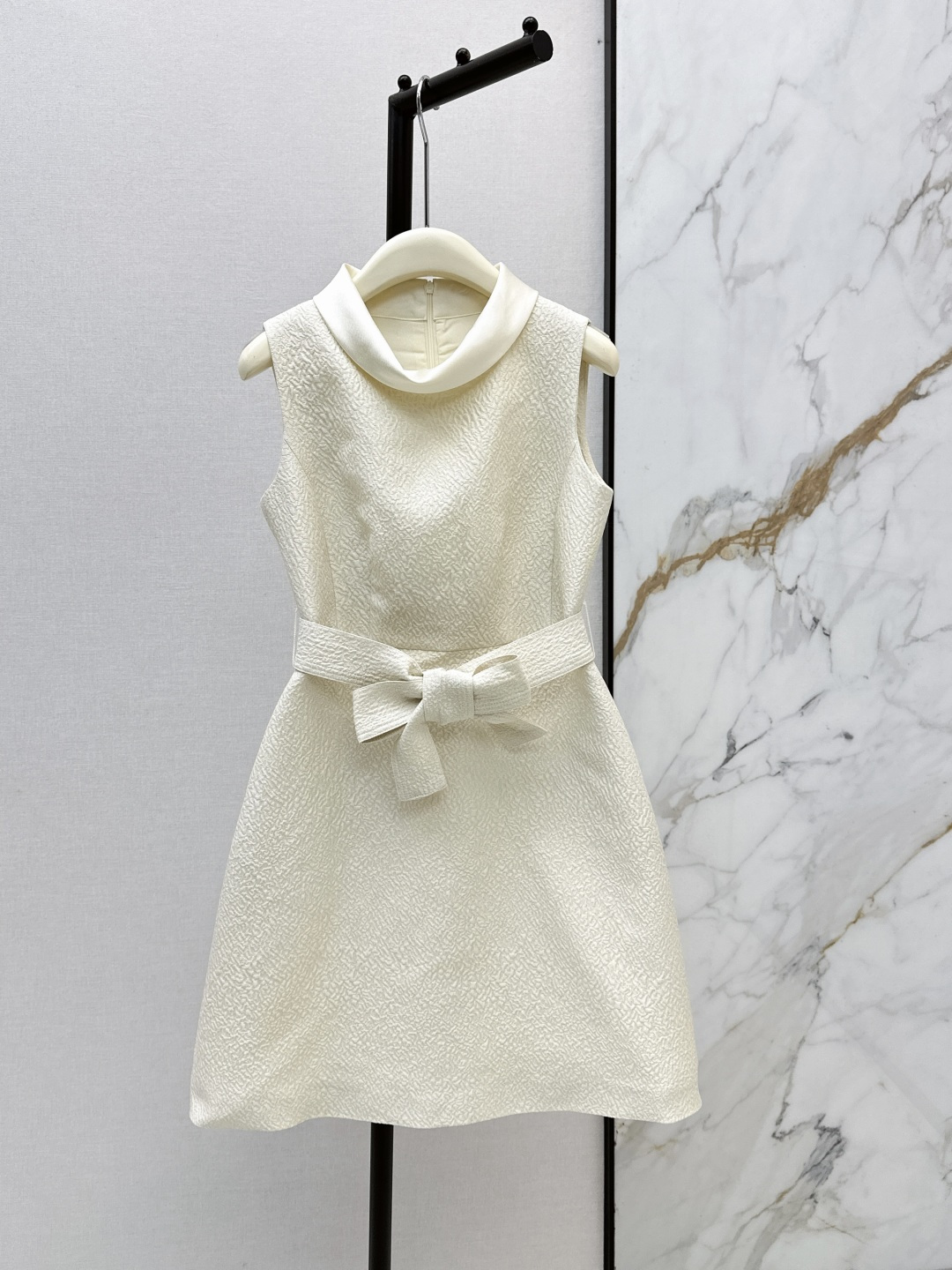 NO:806010,Fashionable design 26Ss————The latest Hepburn style French beige textured jacquard sleeveless dress for spring and summer. The A-line skirt with a neat waist and slimming doll collar takes into account the sense of age reduction and sophistication. The texture of the all-over embossed jacquard texture fabric is high-end and the visual layer is rich. The belt with the same fabric can be tied into a big bow to add sweetness and make the look more flexible. Proper and pretty girly style. One color ready for sale smlxl,,skirts,19860909时髦设计 26Ss————春夏最新款赫本风法式米杏色肌理感提花无袖连衣裙 利落收腰显瘦气质娃娃领A字裙摆 兼顾了减龄感和精致感 满印浮雕提花肌理面料质感高级 视觉层次丰富 同面料腰带可系成大蝴蝶结增添甜美感 让造型更灵动 妥妥的娇俏千金少女风 一色现货发售smlxl,,skirts,,Women's clothing
