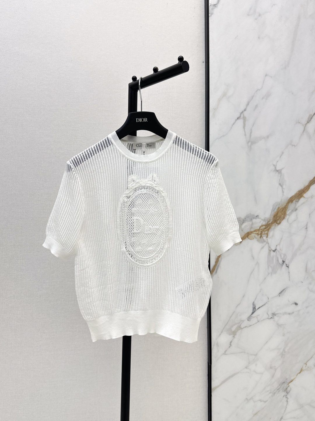NO:805993,CD 26Ss————The latest spring and summer Garden World series temperament hollow short-sleeved top with French three-dimensional embroidery technology. Imported pure cotton yarn and Swiss weaving technology create a low-key luxury sense of high-end. The classic version is not picky on the upper body and is beautiful. The heavy-duty luxury is mysterious and noble. The temperament is casual and elegant. The classic is not picky on the upper body and is super slim. One color ready for sale sml,, T-shirt,19860909CD 26Ss————春夏最新款花园世界系列气质缕空短袖上衣定位法式立体刺绣工艺 进口纯棉纱线瑞士机织工艺打造低调奢华的高级感 经典版型不挑人上身绝美 重工奢华神秘又高贵 气质随性优雅 经典不挑人上身超显瘦 一色现货发售sml,,T-shirt,,Women's clothing