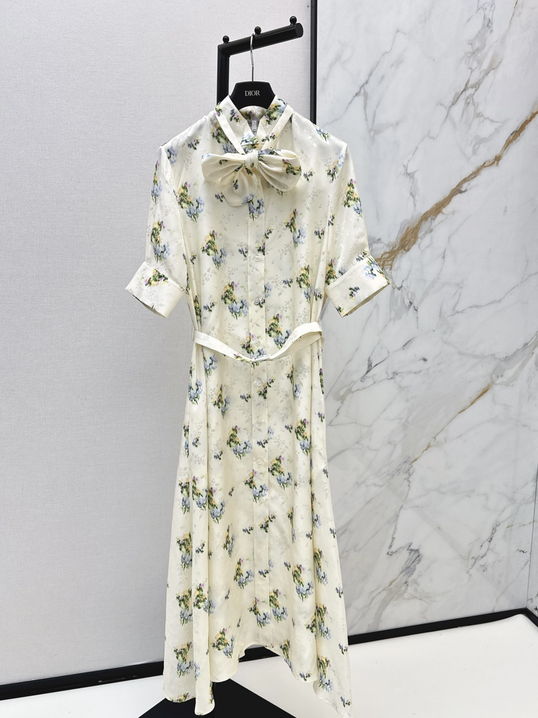 NO:806465,CD 26Ss————The latest spring and summer Monet Garden French cream silk jacquard floral dress. The retro elegant bow decoration is exquisite and detachable. The 100% silk jacquard fabric has a low-key and soft pearl luster. It feels silky and skin-friendly. It has a high-end texture that makes the upper body whiter and brighter. It is suitable for daily commuting and vacations. It can easily create a fresh and sweet style. One color ready for sale sml,,skirts,real silk,19860909CD 26Ss————春夏最新款莫奈花园法式奶油色真丝提花碎花连衣裙 复古优雅蝴蝶结装饰精致度拉满也可拆卸哦 百分百真丝提花面料自带低调柔和的珍珠光泽 触感丝滑亲肤 自带高级质感上身显白提气色 日常通勤度假出片都适配 轻轻松打造清新甜美风 一色现货发售sml,,skirts,real silk,,Women's clothing