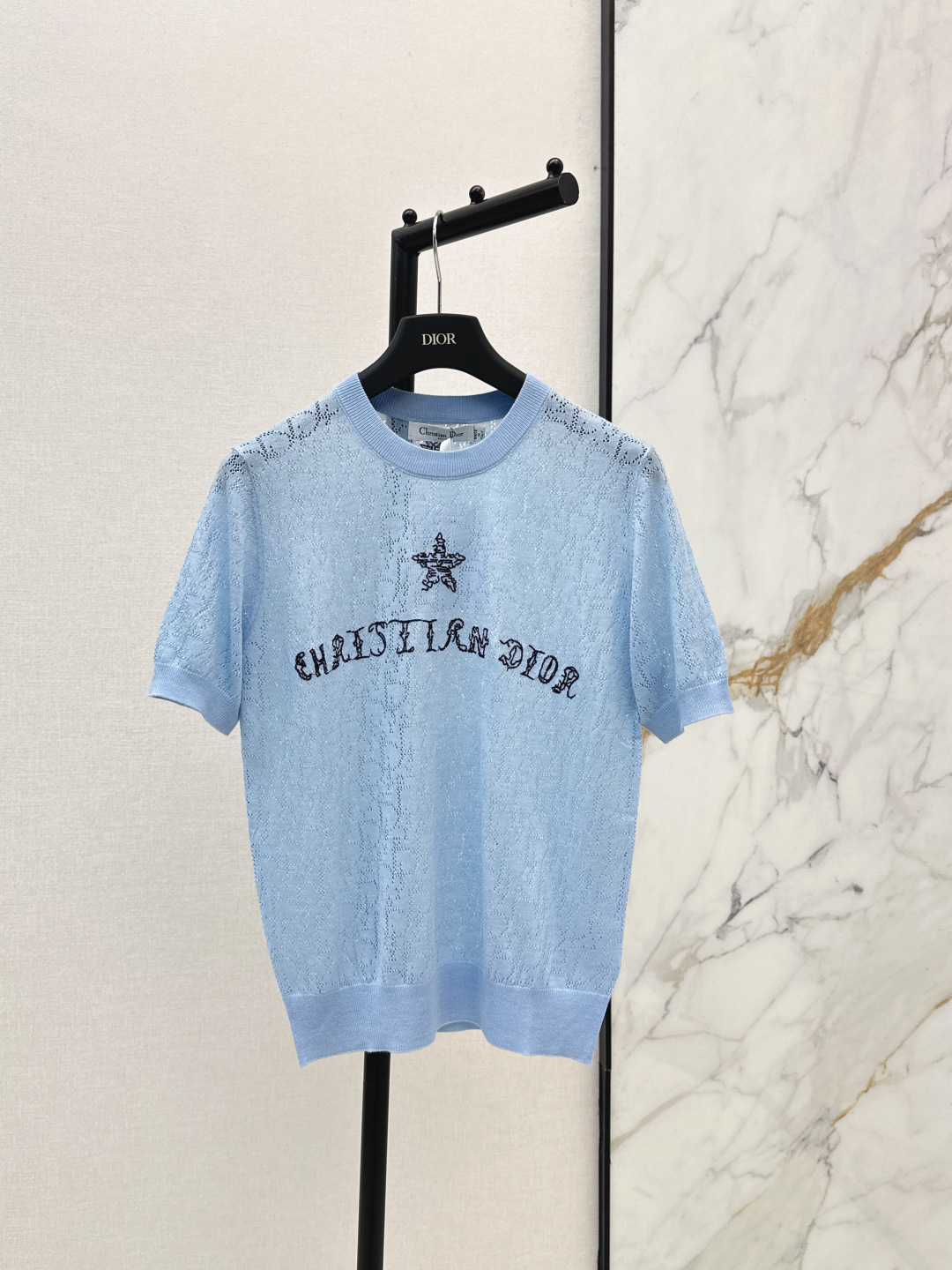NO:806459,CD 26Ss————The latest spring and summer short-sleeved knitted top with logo woven fabric. The delicate knitted fabric is super comfortable to wear in summer. The contrasting logo on the chest is so delicate. Fresh and atmospheric. Wear it casually with high-waisted wide-leg pants or skirts. It can be worn for commuting, dating and outing. Gentle and elegant. Three colors are available for sale now: sml, skirts, T-shirt,19860909CD 26Ss————春夏最新款logo提织短款针织短袖上衣 细腻针织面料夏天穿也超舒服～胸前的Logo撞色太精致了 清新又有氛围感 随便搭个高腰阔腿裤或半裙 通勤约会出游都能穿 温柔又显贵 三色现货发售sml,,skirts,T-shirt,,Women's clothing