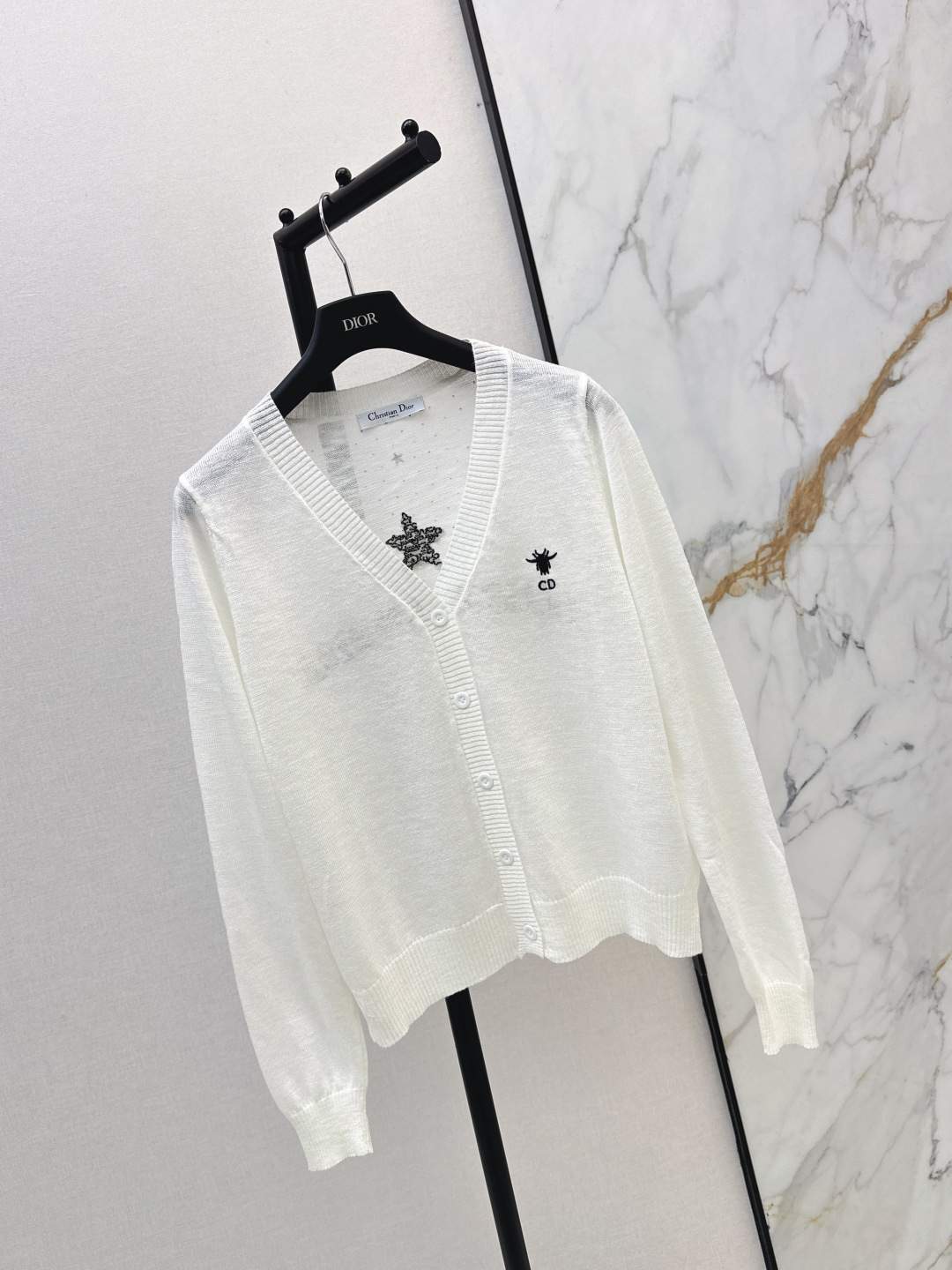 NO:806453,CD 26Ss————The latest spring and summer short knitted V-neck cardigan with logo pull-up. The delicate knitted fabric is super comfortable to wear in summer. The contrasting logo on the chest is so exquisite. Fresh and atmospheric. Wear it casually with high-waisted wide-leg pants or skirts. It can be worn for commuting, dating and outing. Gentle and noble. Two colors are available for sale sml,,skirts,19860909CD 26Ss————春夏最新款logo提织短款针织V领开衫 细腻针织面料夏天穿也超舒服～胸前的Logo撞色太精致了 清新又有氛围感 随便搭个高腰阔腿裤或半裙 通勤约会出游都能穿 温柔又显贵 两色现货发售sml,,skirts,,Women's clothing