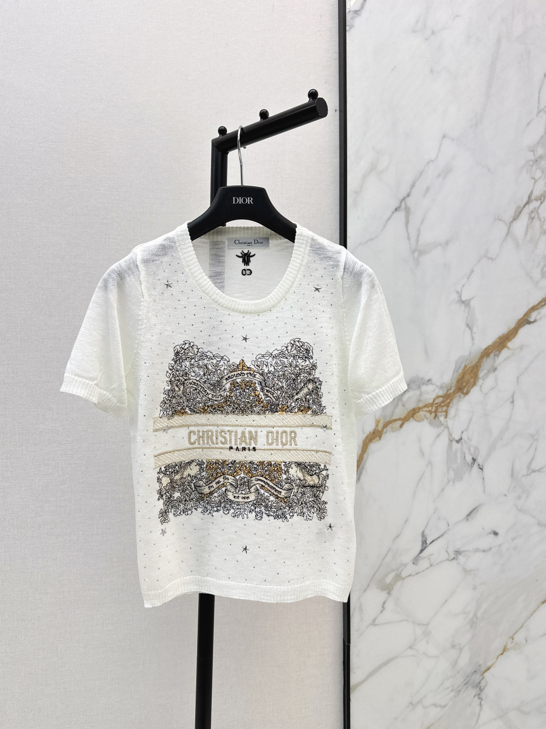 NO:806450,CD 26Ss————The latest short-sleeved sweater with embroidery decoration for spring and summer. The delicate knitted fabric is also super comfortable to wear in summer. The contrasting logo on the chest is so delicate. It is fresh and atmospheric. Wear it casually with high-waisted wide-leg pants or a skirt. It can be worn for commuting, dating and outing. It is gentle and noble. Two colors are available in stock, sml, skirts, T-shirt,19860909CD 26Ss————春夏最新款刺绣装饰短袖针织衫 细腻针织面料夏天穿也超舒服～胸前的Logo撞色太精致了 清新又有氛围感 随便搭个高腰阔腿裤或半裙 通勤约会出游都能穿 温柔又显贵 两色现货发售sml,,skirts,T-shirt,,Women's clothing
