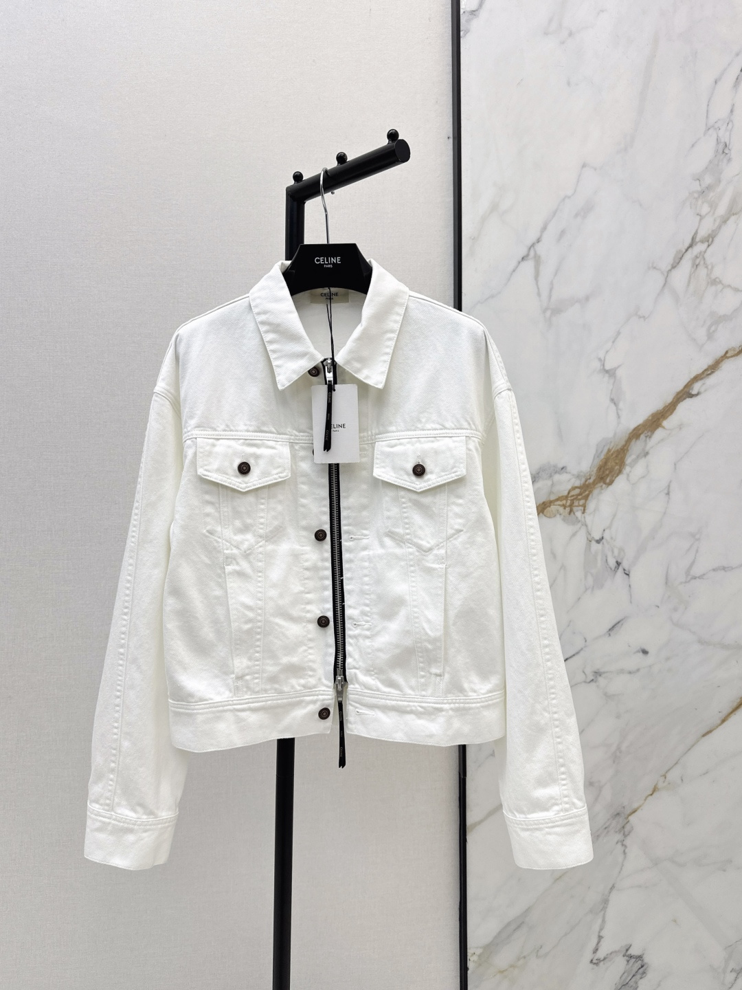 NO:806458,Ce 26Ss————The latest double-zippered white denim jacket for spring and summer. The coat has a dropped shoulder and a loose fit. It is high-end and fashionable. It can be sweet or salty, versatile and not picky. Customized and heavy-washed, imported Japanese cotton denim fabric has a great texture. Imported hardware accessories are full of details. One color ready for sale sml,,jackets & coats,jackets & coats,19860909Ce 26Ss————春夏最新款双开拉链白色牛仔夹克外套气质落肩宽松版型高级又时髦 可甜可盐百搭不挑人 定制重工艺洗水进口日本棉牛仔面料质感超赞 进口五金配件细节感拉满 一色现货发售sml,,jackets & coats,jackets & coats,,Women's clothing