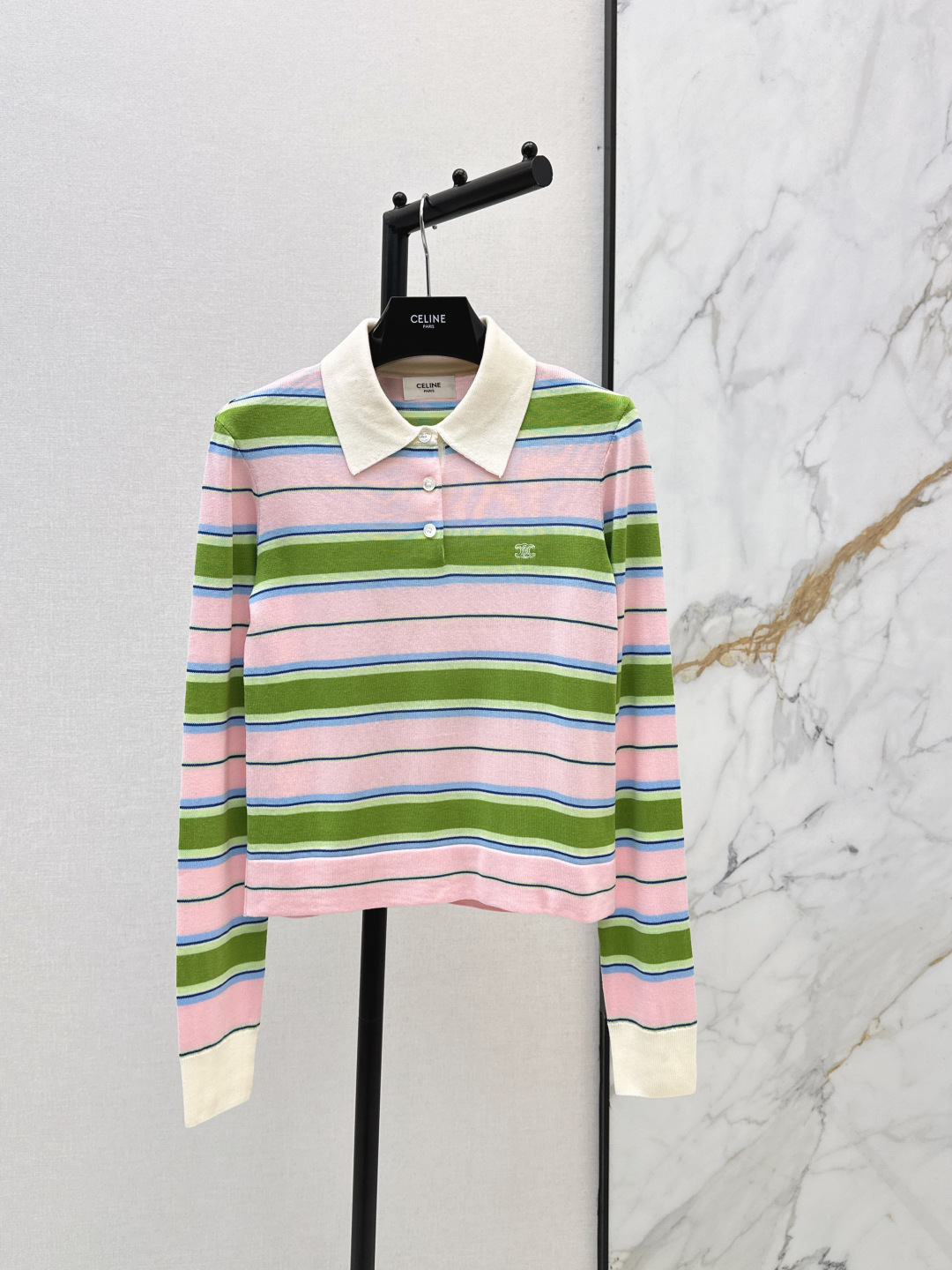 NO:806455,Ce 26Ss————The latest pink and green striped Polo sweater for spring and summer. The cotton fabric is soft and comfortable. It is very friendly for daily wear. Pink and green contrasting stripes + milk white lapels. Fresh and energetic. Full of spring atmosphere. The logo on the chest is low-key and recognizable. It is OK to wear alone or layered. One color ready for sale sml,,19860909Ce 26Ss————春夏最新款粉绿色条纹Polo针织衫棉质面料柔软舒适 日常穿着超友好 粉绿撞色条纹+奶白翻领 清新又元气 春日氛围感拉满 胸前logo标志低调有辨识度 单穿或内搭都很OK 一色现货发售sml,,,Women's clothing