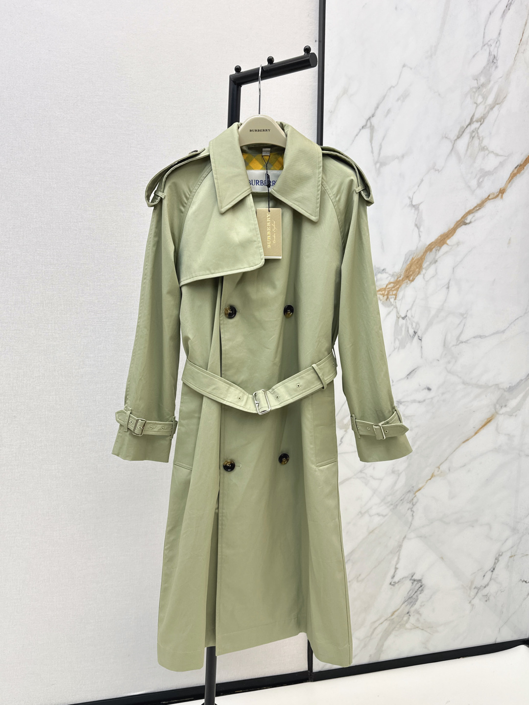 NO:806452,Bur 26Ss - the latest early spring long trench coat with plaid design inside. Iconic double-breasted windbreaker style. Clean shoulder line + raglan sleeve design. Casual yet stiff. Easy to wear with head-to-shoulder ratio. Comes with matte high-end texture. Matched with amber horn buttons. Retro and exquisite. Classic plaid lining inside. The moment you open it, you will feel a low-key luxury. Orion has a retro British atmosphere. Gentle and versatile. Red bean paste pink gently reduces age.  Break the boring feeling of windbreaker. Two colors are available in stock. SML, burberry, jackets & coats,19860909Bur 26Ss———早春最新款内里格纹设计长款风衣外套标志性的双排扣风衣版型 利落肩线+插肩袖设计 休闲又不失挺括感 轻松穿出头肩比优势 自带哑光高级质感 搭配琥珀色牛角扣 复古又精致 内里经典格纹内衬 掀开的瞬间就是低调的奢华感 猎户 自带复古英伦氛围 温柔又百搭 豆沙粉色温柔减龄 打破风衣的沉闷感 两色现货发售sml,,burberry,jackets & coats,,Women's clothing