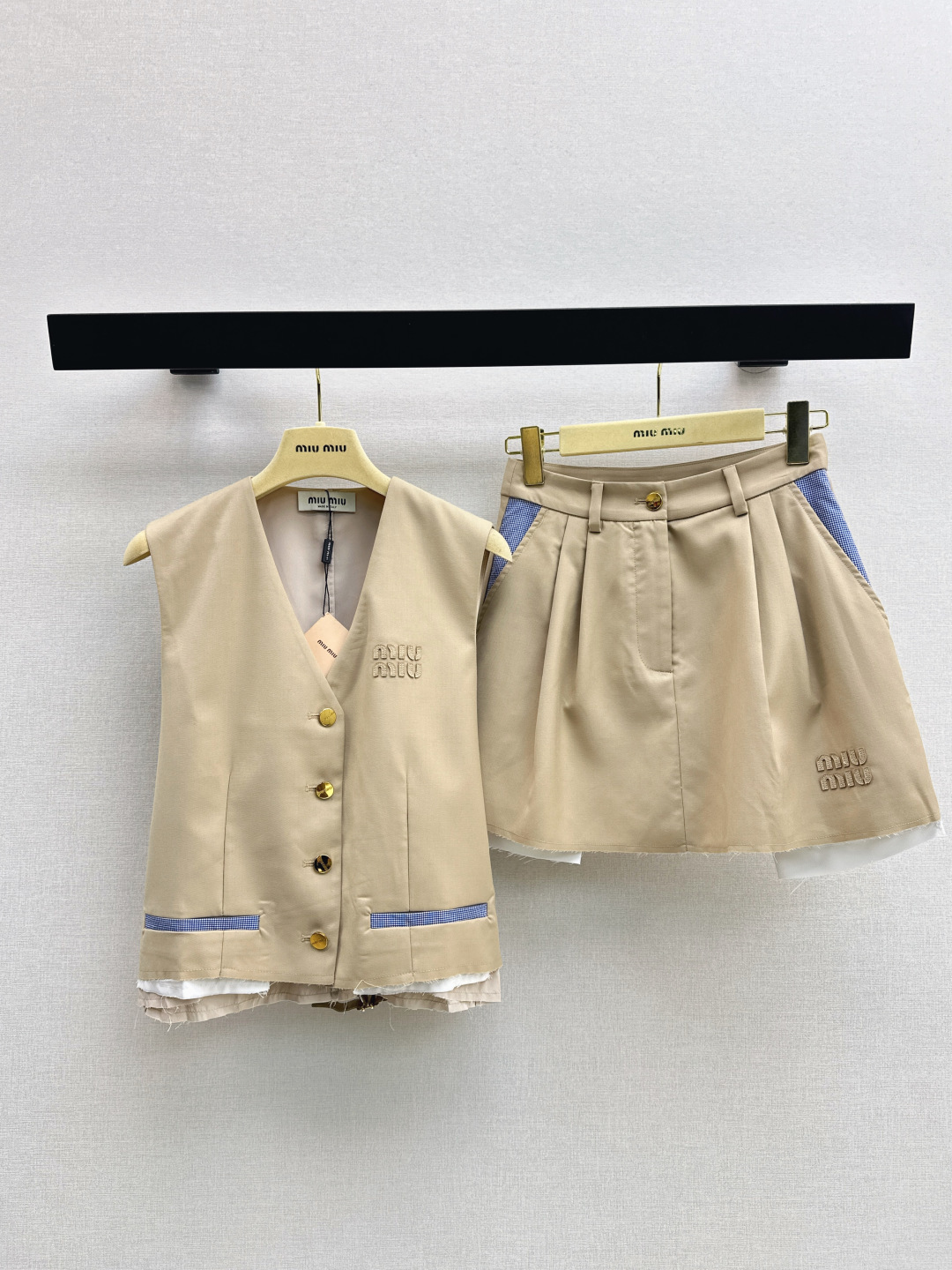 NO:806439,Miu 26Ss————The latest age-reducing Miu style outfit for spring and summer. A must-have suit with full sense of design. It is simple and old-money style. It is fashionable, low-key, luxurious and high-end. The version is versatile and not picky. It comes in one set. Two colors are available for sale sml,,miumiu,19860909Miu 26Ss————春夏最新款减龄缪系穿搭设计感拉满的绝绝子套装简约老钱风 时髦低调气质又奢华高级 版型百搭不挑人 一套出 两色现货发售sml,,miumiu,,Women's clothing