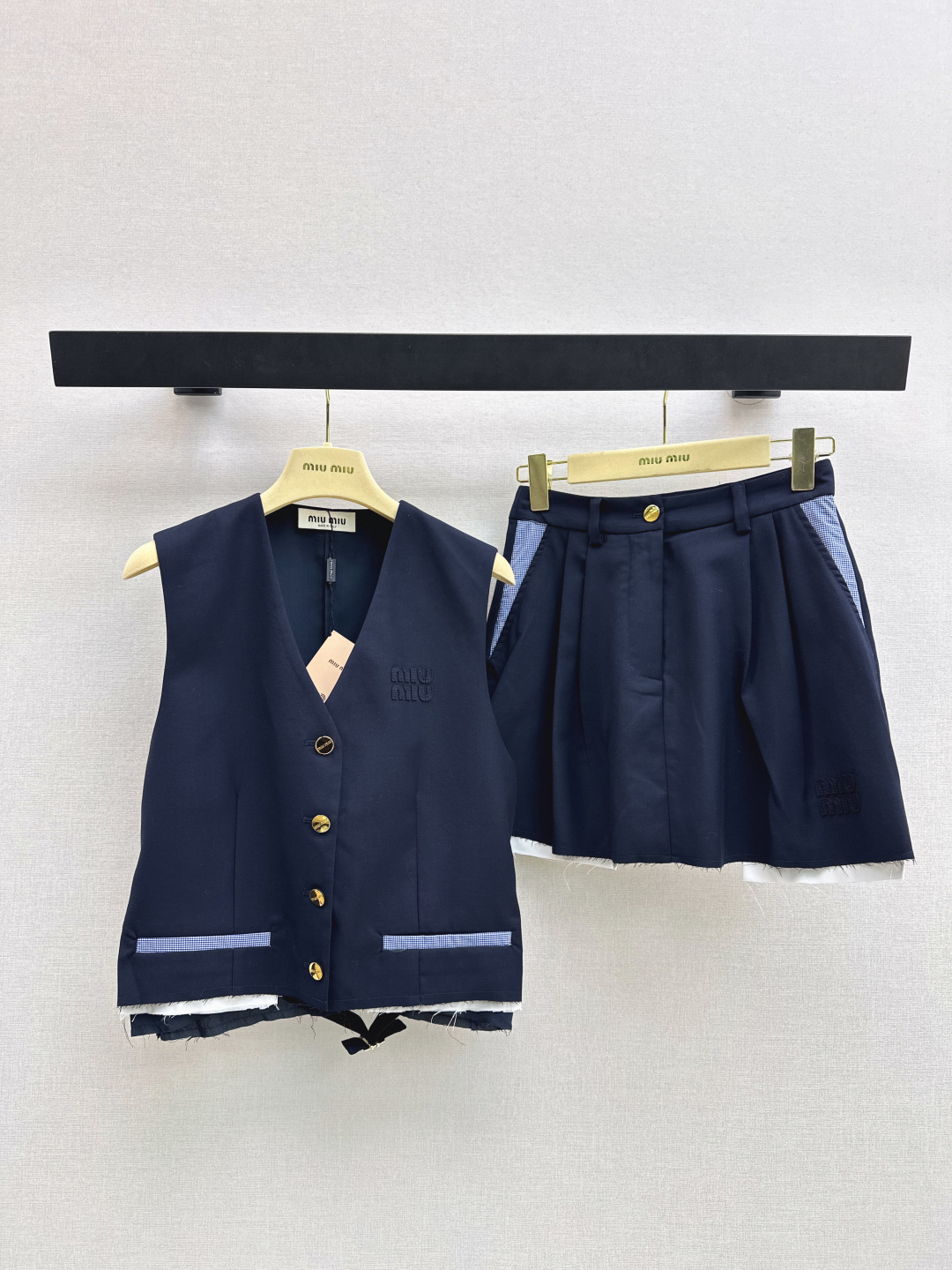 NO:806437,Miu 26Ss————The latest age-reducing Miu style outfit for spring and summer. A must-have suit with full sense of design. It is simple and old-money style. It is fashionable, low-key, luxurious and high-end. The version is versatile and not picky. It comes in one set. Two colors are available for sale sml,,miumiu,19860909Miu 26Ss————春夏最新款减龄缪系穿搭设计感拉满的绝绝子套装简约老钱风 时髦低调气质又奢华高级 版型百搭不挑人 一套出 两色现货发售sml,,miumiu,,Women's clothing