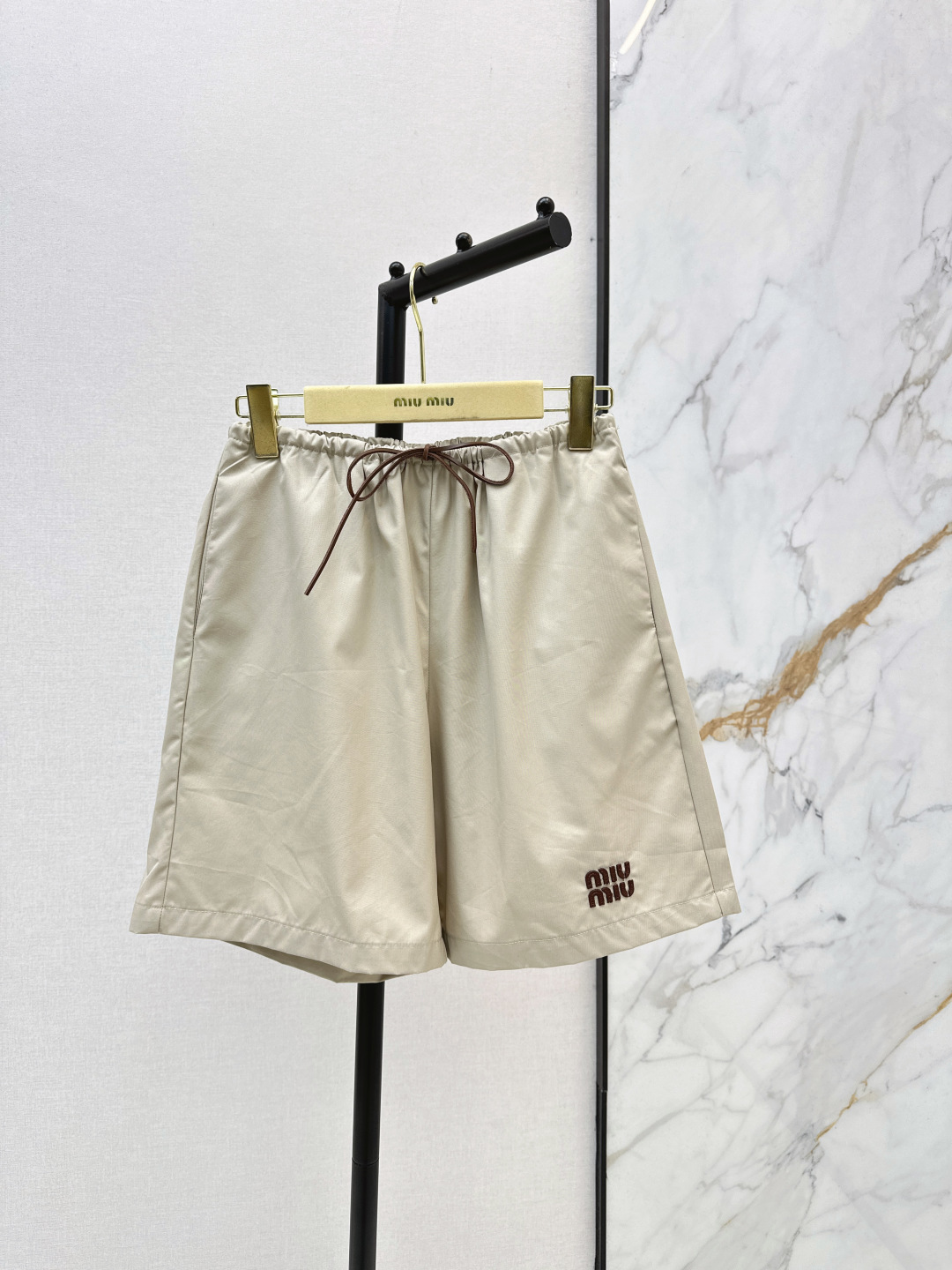 NO:806435,Exclusive launch of Miu 26Ss - the latest age-reducing Miu style for spring and summer. A series of short tops + skirts + shorts + dresses + jackets. Gentle breasts + delicate bows. It has a perfect sense of sweetness and high-end. The fabric is soft and stylish, and the version hides flesh and makes you slim. You can wear it however you want. Lazy people can just wear one when going out. No need to worry about matching. Easily adapt to various occasions ~ one color separates.  Ready for sale sml,,miumiu,skirts,shorts,jackets & coats,19860909独家首发 Miu 26Ss————春夏最新款减龄缪系穿搭一系列小短款上衣+半裙+短裤+连衣裙+外套 温柔奶杏+精致蝴蝶结 把甜妹和高级感都拿捏得死死的 面料软而有型,版型藏肉又显瘦 想怎么搭就怎么搭 懒人出门直接一套 不用费心搭配 轻松拿捏各种场合～一色分开发 现货发售sml,,miumiu,skirts,shorts,jackets & coats,,Women's clothing