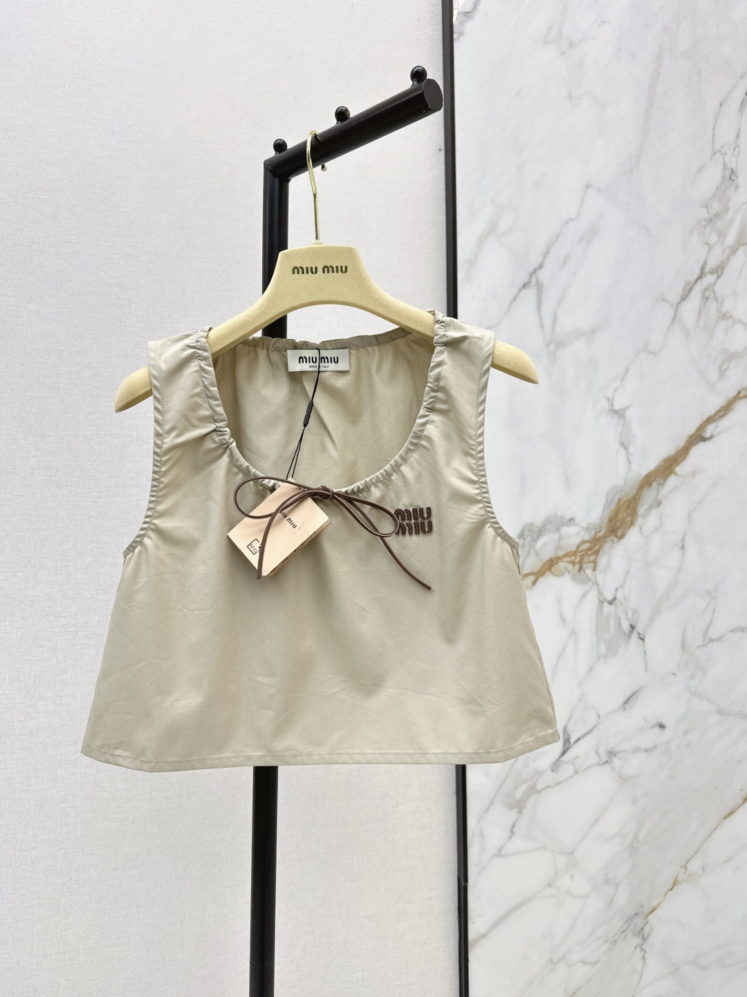 NO:806433,Exclusive launch of Miu 26Ss————The latest age-reducing Miu style for spring and summer. A series of short tops + skirts + shorts + dresses + jackets. Gentle breasts + delicate bows. It has a perfect sense of sweetness and high-end. The fabric is soft and stylish, and the version hides flesh and makes you slim. You can match it with whatever you want. Lazy people can just go out with one set. No need to worry about matching. Easily adapt to various occasions ~ One color separates. Ready for sale sml  on,,miumiu,skirts,shorts,jackets & coats,19860909独家首发 Miu 26Ss————春夏最新款减龄缪系穿搭一系列小短款上衣+半裙+短裤+连衣裙+外套 温柔奶杏+精致蝴蝶结 把甜妹和高级感都拿捏得死死的 面料软而有型,版型藏肉又显瘦 想怎么搭就怎么搭 懒人出门直接一套 不用费心搭配 轻松拿捏各种场合～一色分开发 现货发售sml 上,,miumiu,skirts,shorts,jackets & coats,,Women's clothing