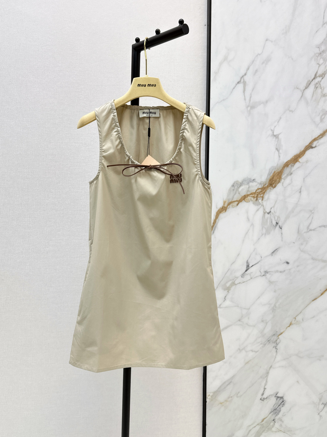 NO:806431,Exclusive launch of Miu 26Ss - the latest age-reducing Miu style for spring and summer. A series of short tops + skirts + shorts + dresses + jackets. Gentle breasts + delicate bows. It has a perfect sense of sweetness and high-end. The fabric is soft and stylish, and the version hides flesh and makes you slim. You can wear it however you want. Lazy people can just wear one when going out. No need to worry about matching. Easily adapt to various occasions ~ one color separates.  Ready for sale sml,,miumiu,skirts,shorts,jackets & coats,19860909独家首发 Miu 26Ss————春夏最新款减龄缪系穿搭一系列小短款上衣+半裙+短裤+连衣裙+外套 温柔奶杏+精致蝴蝶结 把甜妹和高级感都拿捏得死死的 面料软而有型,版型藏肉又显瘦 想怎么搭就怎么搭 懒人出门直接一套 不用费心搭配 轻松拿捏各种场合～一色分开发 现货发售sml,,miumiu,skirts,shorts,jackets & coats,,Women's clothing