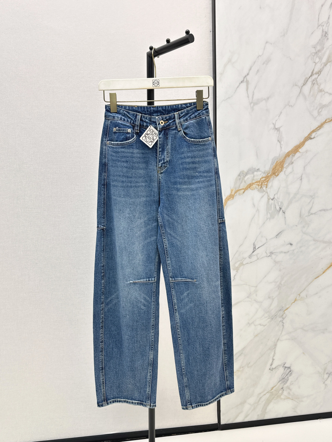 NO:806429,Loe 26Ss————The latest straight-leg jeans for early spring. The whole piece is three-dimensional. It is all-round and exquisite to be worn by celebrities. The upper body is super covered and the legs are slim. It is a great item to match. It is simple. It can be worn with a refreshing and fashionable sense of high-end. It is elegant and fashionable in daily life. It is very versatile. The color is very beautiful. The fabric is high-end and texture. A must-have for dates and shopping. One color is available for sale smlxlxxl,, loewe,jeans,19860909Loe 26Ss————早春最新款直筒牛仔裤 整件立体剪裁 全方位精致做明星穿搭 上身超级遮肉显瘦 超拉腿部比例 巨好搭配的单品 简简单单 穿出清爽时髦的高级感 日常优雅又时髦巨百搭 颜色很好看 面料高级又有质感 约会逛街必备 一色现货发售smlxlxxl,,loewe,jeans,,Women's clothing