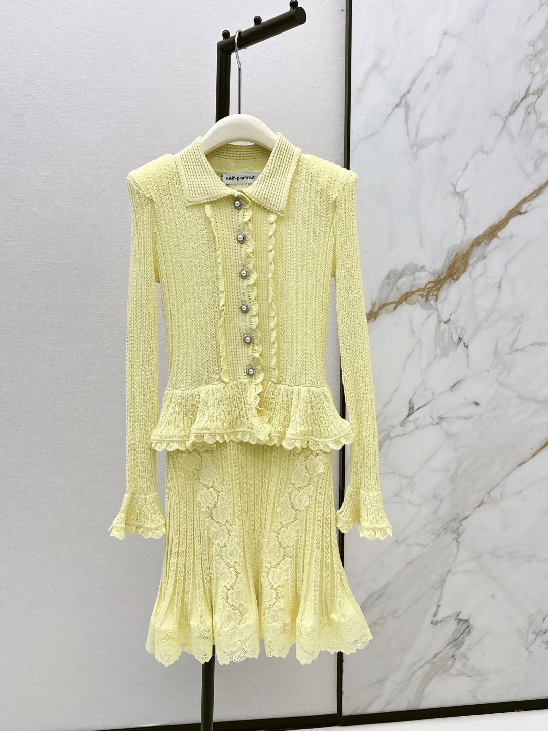 NO:806425,380S 26Ss————The latest spring and summer model in cream yellow with rhinestone embellished knitted lace splicing dress. Cream yellow with rhinestone lapels and lace splicing. Wear it like a Disney princess on the run. Gentle and noble. It is elegant with pearl accessories and cool with metal jewelry. The low saturation cream yellow is as soft and waxy as melted butter. Yellow-skinned sisters also look two degrees whiter when wearing it. One color is available for sale sml,,skirts,19860909380S 26Ss————春夏最新款奶油黄翻领钻饰针织蕾丝拼接连衣裙奶油黄调水钻翻领+蕾丝拼接 穿上就是迪士尼在逃公主 温柔又贵气 搭珍珠配饰优雅、配金属首饰飒爽 低饱和度奶油黄 像融化的黄油一样软糯 黄皮姐妹穿也显白两个度 一色现货发售sml,,skirts,,Women's clothing