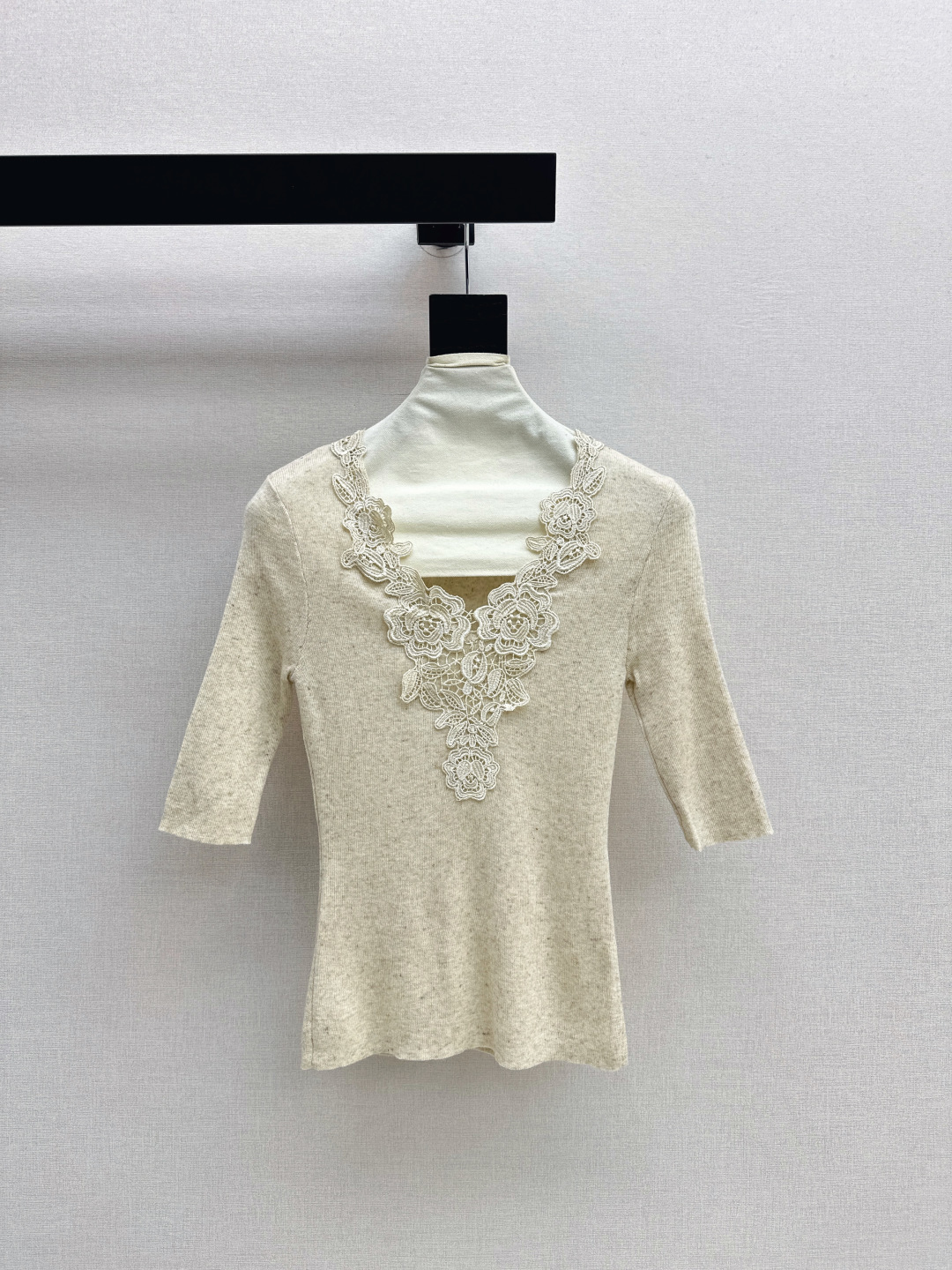 NO:806430,Exclusive model Ch～E 26Ss————The latest spliced ​​lace slim-fitting sweater for spring and summer is extremely fashionable. It is very easy to match. You can become a fashionista whether worn alone or as an inner layer. Two colors are available for sale sml,,19860909独家款 Ch～E 26Ss————春夏最新款拼接蕾丝修身针织衫时尚感爆棚 超好搭配 无论单穿还是当内搭都能成为时尚达人 两色现货发售sml,,,Women's clothing