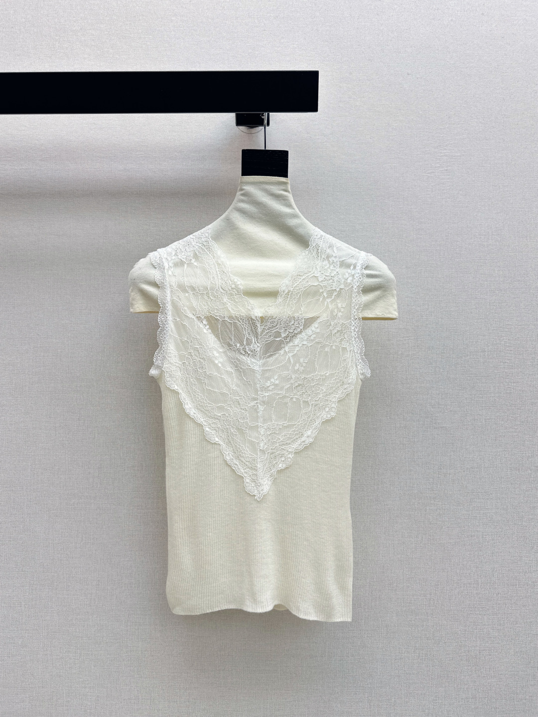 NO:806428,Es 26Ss, the latest must-have lace splicing sleeveless sweater for gentle girls in spring and summer, is so easy to match. It has a gentle retro style for daily use. The fabric span is very wide and can be worn by girls and mature women with different tastes. Highly recommended~~ Two colors are available in stock sml,,19860909温柔日常必备内搭 Es 26Ss————春夏最新款温柔女孩必备蕾丝拼接无袖针织衫太好搭啦很日常的温柔复古风 面料跨度很大少女熟女都可穿出不同味道 强烈推荐哦～～ 两色现货发售sml,,,Women's clothing