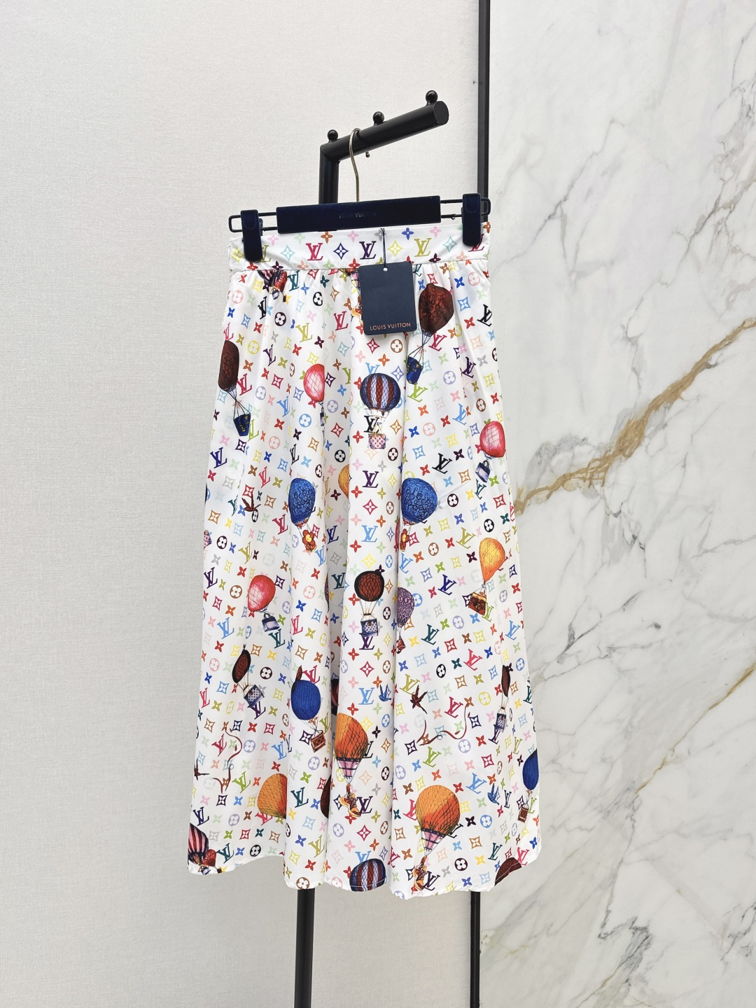 NO:808709,L Family 26Ss————The latest spring and summer classic logo pattern shirt + umbrella skirt, cute style, full of small details, great points. Exquisite workmanship, good hold shape, won the hearts of fairies, soft and textured, two colors are developed separately, ready for sale sml,, louis vuitton, skirts, shirts,19860909L家 26Ss————春夏最新款经典logo图案衬衫+伞状半裙 可A可乖的风格 满满小细节太加分了.做工精致 好HOLD住造型 深得仙女心 柔软有质感 两色分开发 现货发售sml,,louis vuitton,skirts,shirts,,Women's clothing