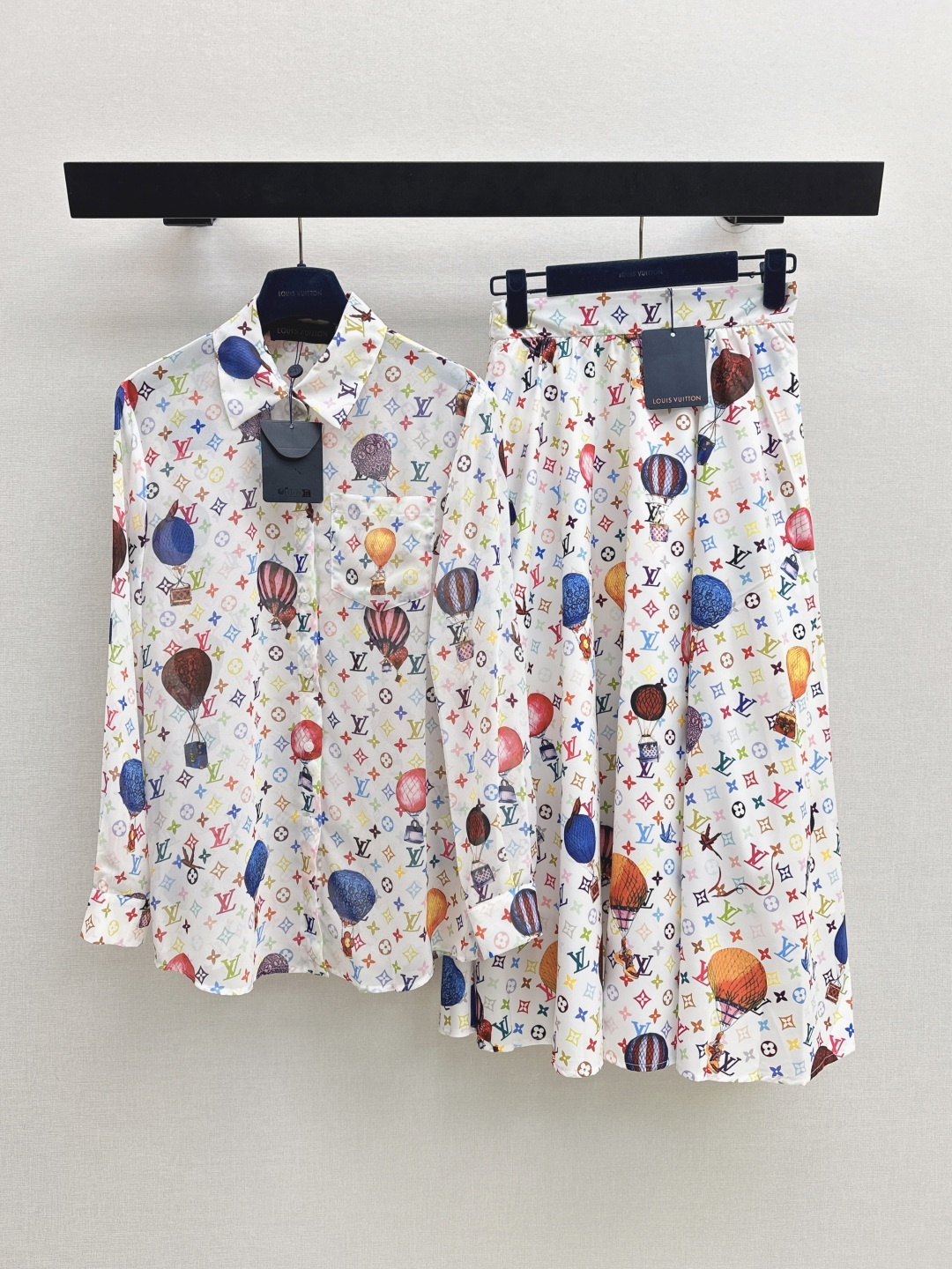 NO:808707,L Family 26Ss————The latest spring and summer classic logo pattern shirt + umbrella skirt, cute style, full of small details, which is a plus. Exquisite workmanship, good hold shape, won the hearts of fairies, soft and textured, two colors separated, available for sale in sml, lining, louis vuitton, skirts, shirts,19860909L家 26Ss————春夏最新款经典logo图案衬衫+伞状半裙 可A可乖的风格 满满小细节太加分了.做工精致 好HOLD住造型 深得仙女心 柔软有质感 两色分开发 现货发售sml 衬,,louis vuitton,skirts,shirts,,Women's clothing