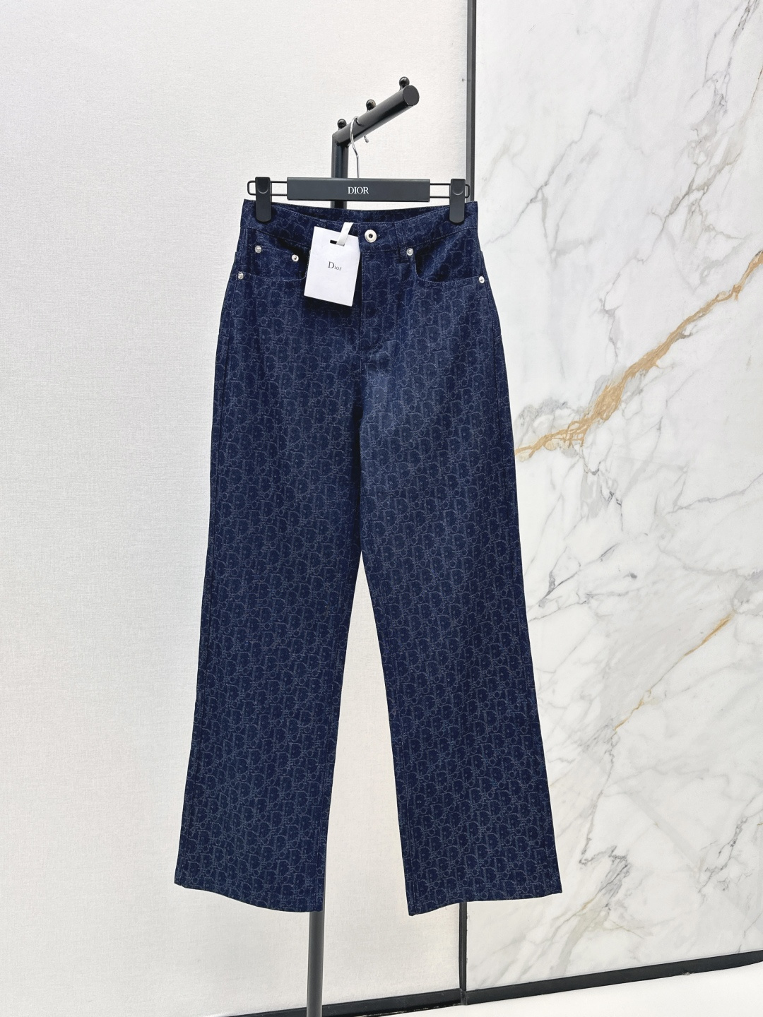 NO:832714,CD 26Ss————The latest spring and summer logo jacquard denim suit denim jacket + straight trousers. All-around exquisite upper body, super covering the flesh and slimming, super slimming of the legs. A series of items that are easy to match. Simple. Wear a refreshing and fashionable sense of high-end. Daily elegance and fashion. Very versatile. The color is very good-looking. The fabric is high-end and textured. One color is available in stock. smlxl,,jackets & coats,jackets & coats,19860909CD 26Ss————春夏最新款logo提花牛仔套装牛仔夹克外套+直筒裤 全方位精致做上身超级遮肉显瘦 超拉腿部比例 巨好搭配的一系列单品 简简单单 穿出清爽时髦的高级感 日常优雅又时髦巨百搭 颜色很好看 面料高级又有质感一色现货发售smlxl,,jackets & coats,jackets & coats,,Women's clothing