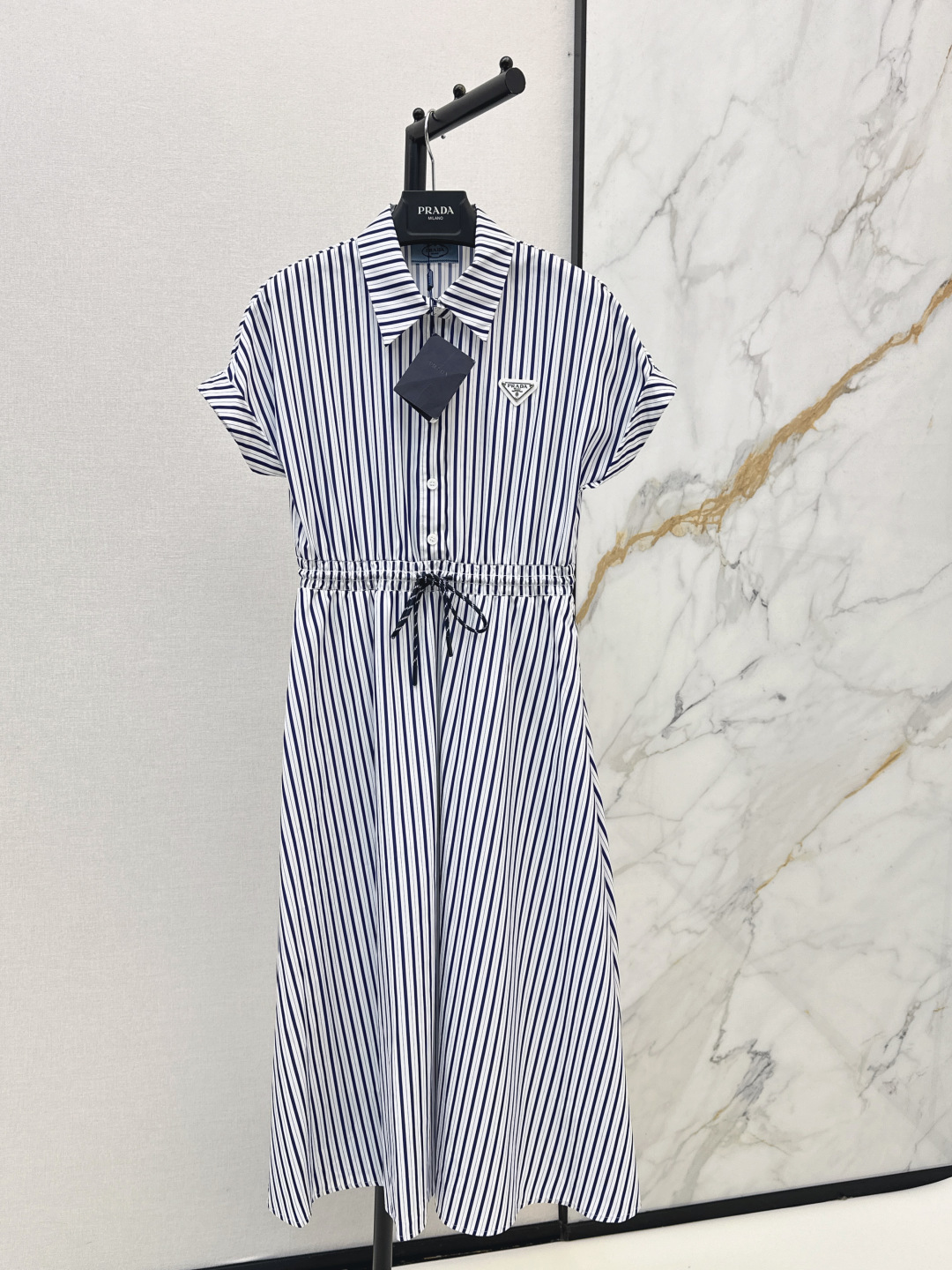 NO:832732,PD 26Ss————The latest striped long dress in spring and summer. The upper body is full of fashionable and high-end sense and has its own aura. The fabric texture is very nice, fashionable and high-end. The color is super positive. The upper body is white and slim. It has a cool and handsome classic series. It has wind when walking. The upper body has full aura. The length is just right. It is easy to control. Two colors are in stock. On sale sml,,skirts,19860909PD 26Ss————春夏最新款条纹长款连衣裙 上身就是满满的时髦高级感自带气场 面料质感很奈斯 时髦又高级 颜色超级正 上身显白又显瘦 自带酷帅感的经典系列 走路都带风 上身气场全开 长度恰到好处 轻松驾驭 两色现货 发售sml,,skirts,,Women's clothing