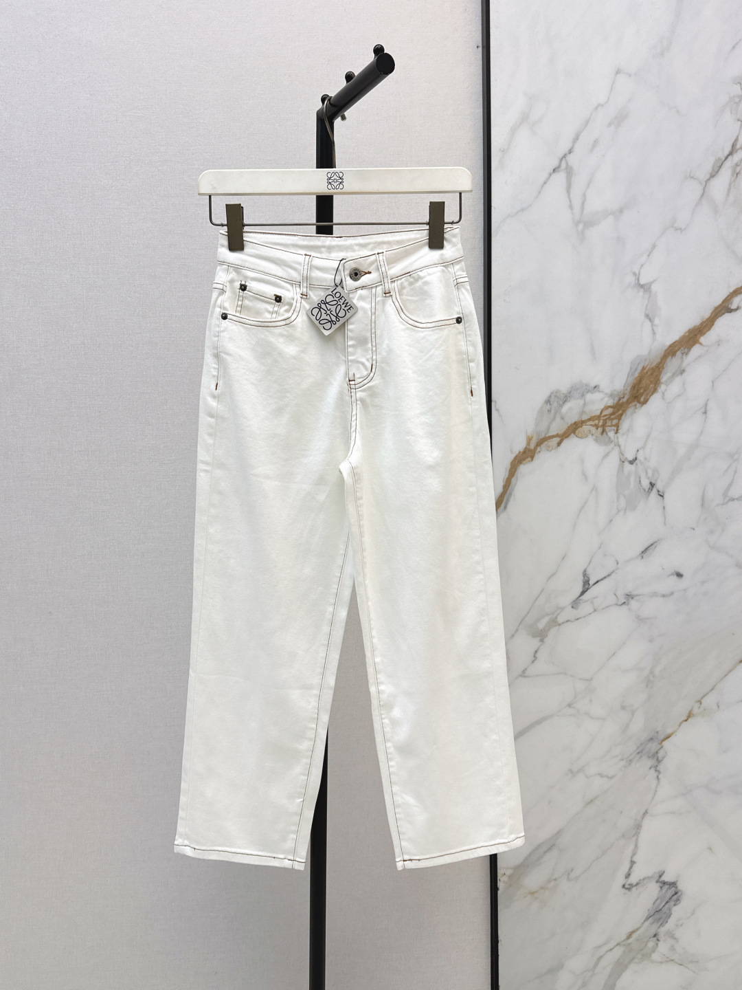 NO:832723,Loe 26Ss - the latest style of spring and summer nine-point pants with embroidered back pockets and three-dimensional tailoring. They are all-around exquisite and can be worn by celebrities. The upper body is super covered and slimming, and the proportion of the legs is super stretched. It is a very easy-to-match item. It is simple and refreshing. It has a refreshing and fashionable sense of high-end. It is elegant and fashionable in daily life. It is very versatile. The color is very good-looking. The fabric is high-end and texture. A must-have for dates and shopping. Two colors are available for sale smlxl,, loewe,19860909Loe 26Ss————春夏最新款后口袋刺绣装饰九分裤整件立体剪裁 全方位精致做明星穿搭 上身超级遮肉显瘦 超拉腿部比例 巨好搭配的单品 简简单单 穿出清爽时髦的高级感 日常优雅又时髦巨百搭 颜色很好看 面料高级又有质感 约会逛街必备 两色现货发售smlxl,,loewe,,Women's clothing