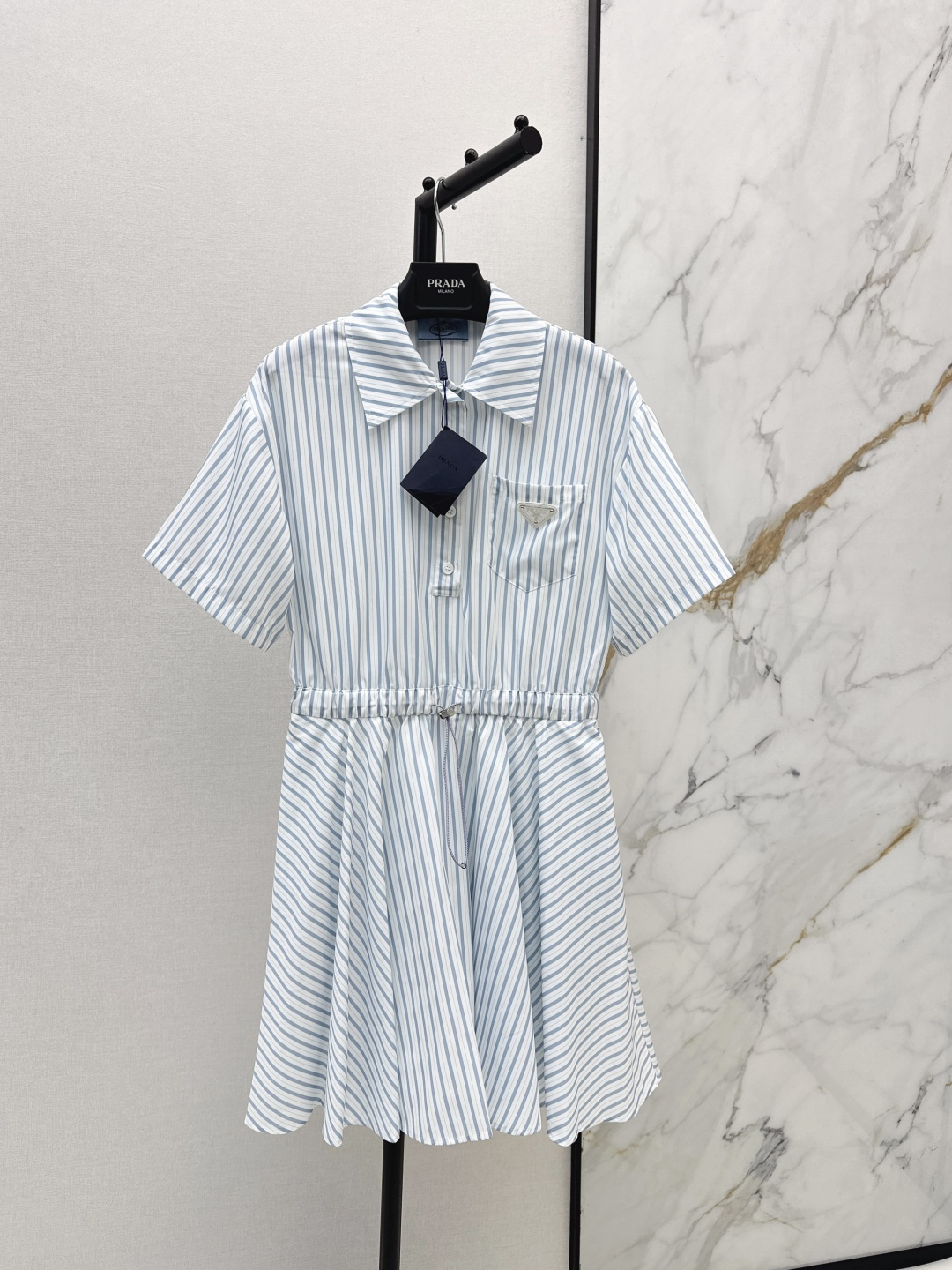 NO:832741,PD 26Ss————The latest striped short dress for spring and summer. The upper body is full of fashionable and high-end and has its own aura. The texture of the fabric is very nice, fashionable and high-end. The color is super positive. The upper body is white and slim. It is a classic series with a cool and handsome feeling. The upper body has a full aura when walking. The length is just right and easy to control. Two colors are in stock. On sale sml,,skirts,19860909PD 26Ss————春夏最新款条纹短款连衣裙 上身就是满满的时髦高级感自带气场 面料质感很奈斯 时髦又高级 颜色超级正 上身显白又显瘦 自带酷帅感的经典系列 走路都带风 上身气场全开 长度恰到好处 轻松驾驭 两色现货 发售sml,,skirts,,Women's clothing