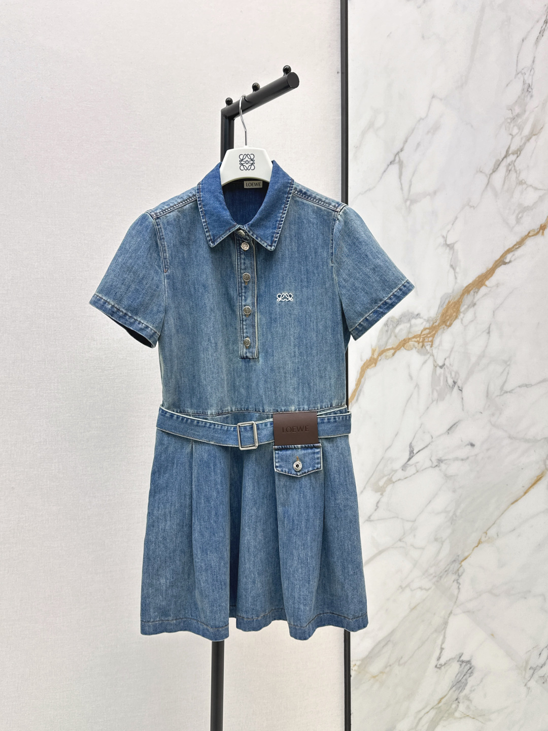 NO:832748,Loe 26Ss————The latest spring and summer denim dress with leather brand decoration, super fashionable new denim denim. The upper body is cool and sassy with fermentation-washed personalized tones. It is made of customized high-quality twill cotton washed denim fabric with fine texture and natural cotton feel. The classic color of fermentation-washed color is not picky and super beautiful. One color ready for sale sml,, loewe, skirts,19860909Loe 26Ss————春夏最新款皮牌装饰牛仔连衣裙超时髦新款丹宁牛仔 酵洗个性色调上身又酷又飒爽 采用定制高品质斜纹棉质水洗牛仔面料纹理细腻棉感自然 酵洗色不挑人的经典色超级漂亮 一色现货发售sml,,loewe,skirts,,Women's clothing