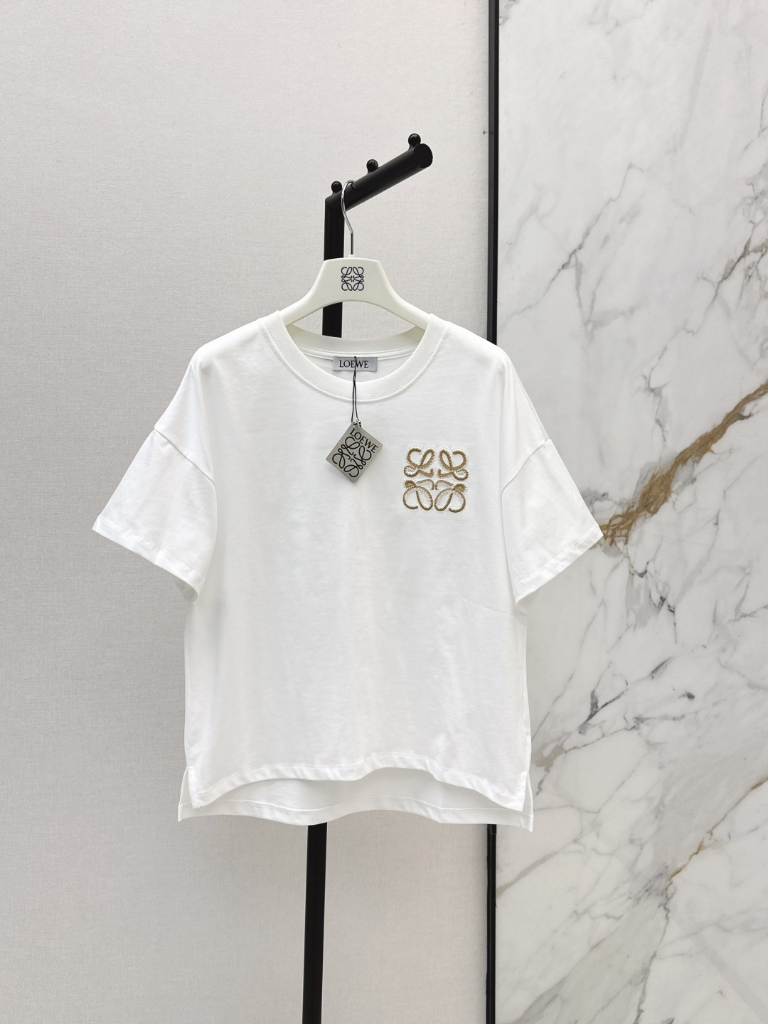 NO:832756,Loe 26Ss————The latest loose T-shirt with logo embroidery in spring and summer is very dense and feels super good. It is really a hard-working style. The details are perfect. The regular version is not picky at all. It is simple and generous on the upper body. It instantly enhances the temperament. Two colors are available in stock, sml, loewe, tees, t-shirt,19860909Loe 26Ss————春夏最新款logo刺绣宽松T恤密度很高手感超好 真的费劲心血的依款 细节完美 常规版型 上身完全不挑人简单大方 瞬间提升气质 两色现货发售sml,,loewe,tees，t-shirt,,Women's clothing