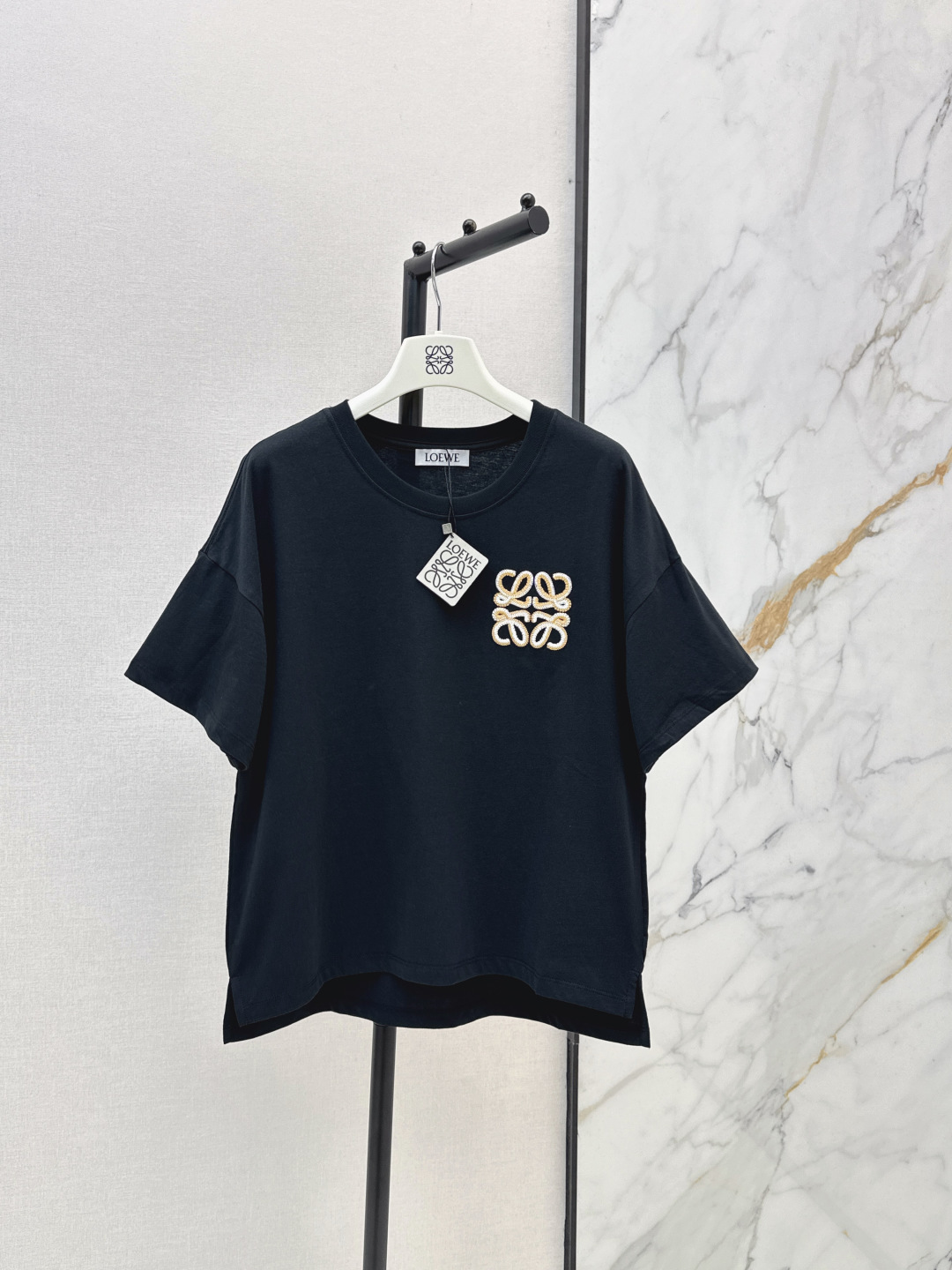 NO:832764,Loe 26Ss————The latest loose T-shirt with logo embroidery in spring and summer is very dense and feels super good. It is really a hard-working style. The details are perfect. The regular version is not picky at all. It is simple and generous on the upper body. It instantly enhances the temperament. Two colors are available in stock, sml, loewe, tees, t-shirt,19860909Loe 26Ss————春夏最新款logo刺绣宽松T恤密度很高手感超好 真的费劲心血的依款 细节完美 常规版型 上身完全不挑人简单大方 瞬间提升气质 两色现货发售sml,,loewe,tees，t-shirt,,Women's clothing