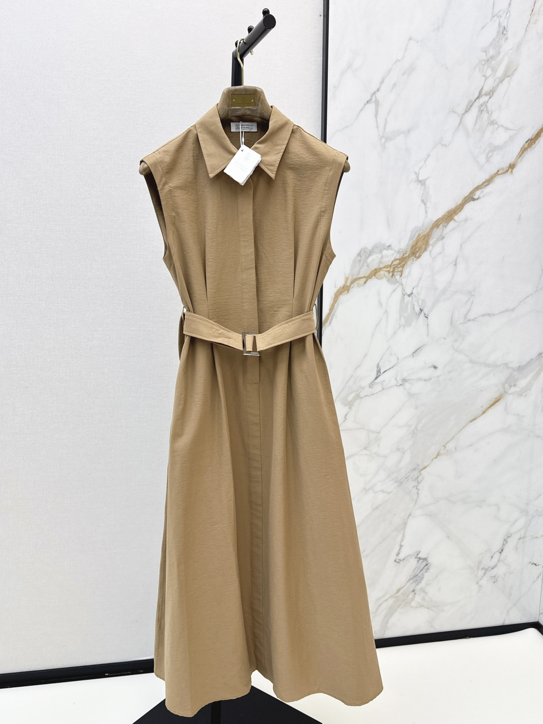 NO:832771,Exclusive debut Bc 26Ss————The latest spring and summer shirt dress with natural ties to enhance the waistline. Pleated waist and A-line tailoring make it slimmer and less attractive. Hand-stitched chain craftsmanship details. Italian style is simple, elegant and casual. Can be easily controlled in daily commute. Customized twill cotton fabric. Two colors available for sale sml, skirts, shirts,19860909独家首发 Bc 26Ss————春夏最新款衬衫式连衣裙自然系带提升腰线气质 褶裥收腰A字剪裁版型显瘦不挑人 手工缝链工艺细节感 意式简约优雅又随性 通勤日常都能轻松驾驭 定制斜纹棉面料 两色现货发售sml,,skirts,shirts,,Women's clothing