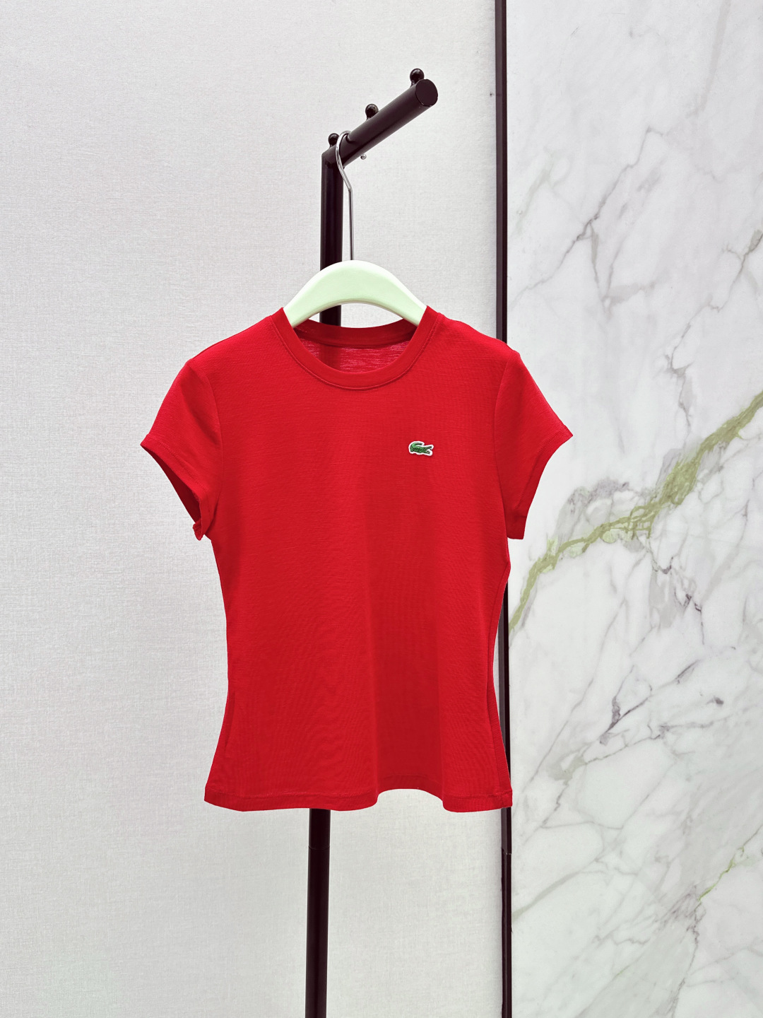 NO:832779,Fashionable niche design 26Ss——————The latest classic slim-fitting short-sleeved T-shirt for spring and summer. Made of fine wool fabric. It is soft and skin-friendly and slightly elastic. It is very comfortable to wear next to the body. The round-shoulder design is simple and versatile. It can be easily worn when commuting or going out. Pair it with wide-leg pants or jeans. It can hold a casual or simple temperament. It is a must-have and practical item for the summer wardrobe. Four colors are available for sale now: sml, jeans, T-shirt,19860909时髦小众设计 26Ss—————春夏最新款经典修身短袖T 采用精细羊毛面料 柔软亲肤又微弹 贴身穿着很舒服 正肩圆领设计 简约百搭 通勤 出街都能轻松驾驭 搭配阔腿裤或牛仔裤 随性or简约气质都能hold住 是夏季衣橱必备实用单品 四色现货发售sml,,jeans,T-shirt,,Women's clothing