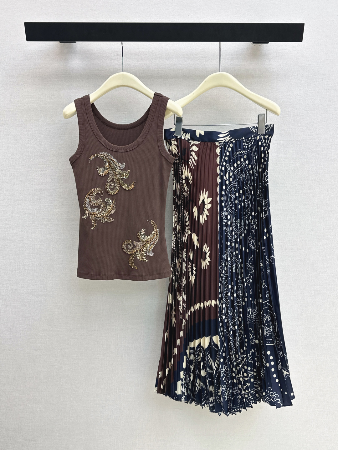 NO:832753,Fashionable niche design 26Ss————The latest heavy-duty beaded vine embroidered rib vest for spring and summer. It is made of fine ribbed fabric with moderate elasticity. The upper body has a self-slimming effect that can gently outline the lines without appearing tight. The U-shaped round neck design modifies the shoulder and neck lines. With wide shoulder straps, it has both a sense of security and a slimming effect. It can be salty or sweet, and can be worn inside or outside. Two colors are available for sale now sml,,19860909时髦小众设计 26Ss————春夏最新款重工钉珠藤蔓刺绣罗纹背心 采用细腻的坑条罗纹面料弹力适中 上身自带修身效果能温柔勾勒线条又不显紧绷 U型大圆领设计修饰肩颈线条 搭配宽肩带兼具安全感与显瘦效果 可盐可甜可内搭可外穿两色现货发售sml,,,Women's clothing