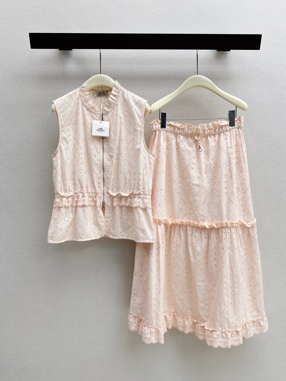NO:832733,Tops Skirts Her 26Ss - the latest gentle French heavy-duty hollow embroidery suit for spring and summer. Two-piece set with stand-up collar sleeveless vest + high-waisted A-line skirt. The full-width hollow embroidery brings a sense of sophistication. The fabric is breathable and light. The front zipper design is easy to put on and take off. The waist elastic design outlines the waistline and makes the body slimmer. Highly recommended for one set. It is great for daily commuting or dating. Three colors are developed separately.  Spot sale sml,,skirts,19860909上衣 半裙 Her 26Ss———春夏最新款温柔系法式重工镂空刺绣套装 立领无袖马甲+高腰A字半身裙两件套 满幅的镂空刺绣自带精致感 面料透气轻盈 前中拉链设计方便穿脱 收腰松紧设计勾勒腰线上身巨显瘦 强烈推荐一套穿搭 日常通勤或约会穿都很出彩 三色分开发 现货发售sml,,skirts,,Women's clothing